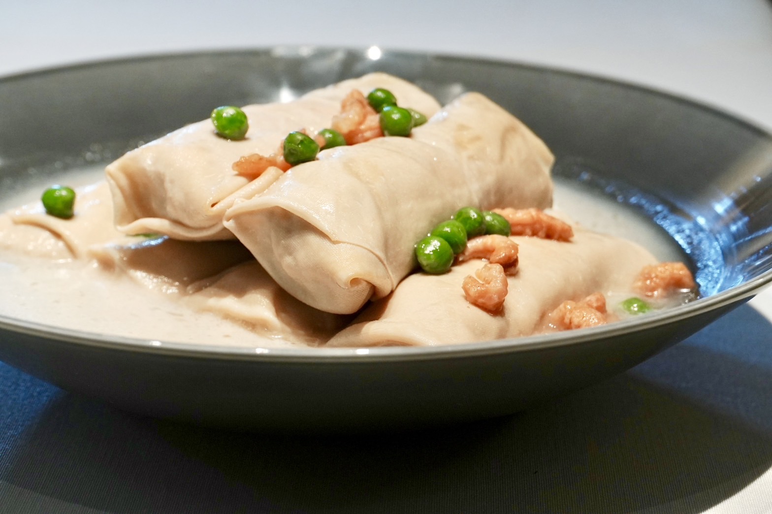 看起來優雅柔嫩的「百頁包肉」，以軟嫩百頁包著豬肉餡，搭配白湯入口，口感圓潤生香。（480元／份）