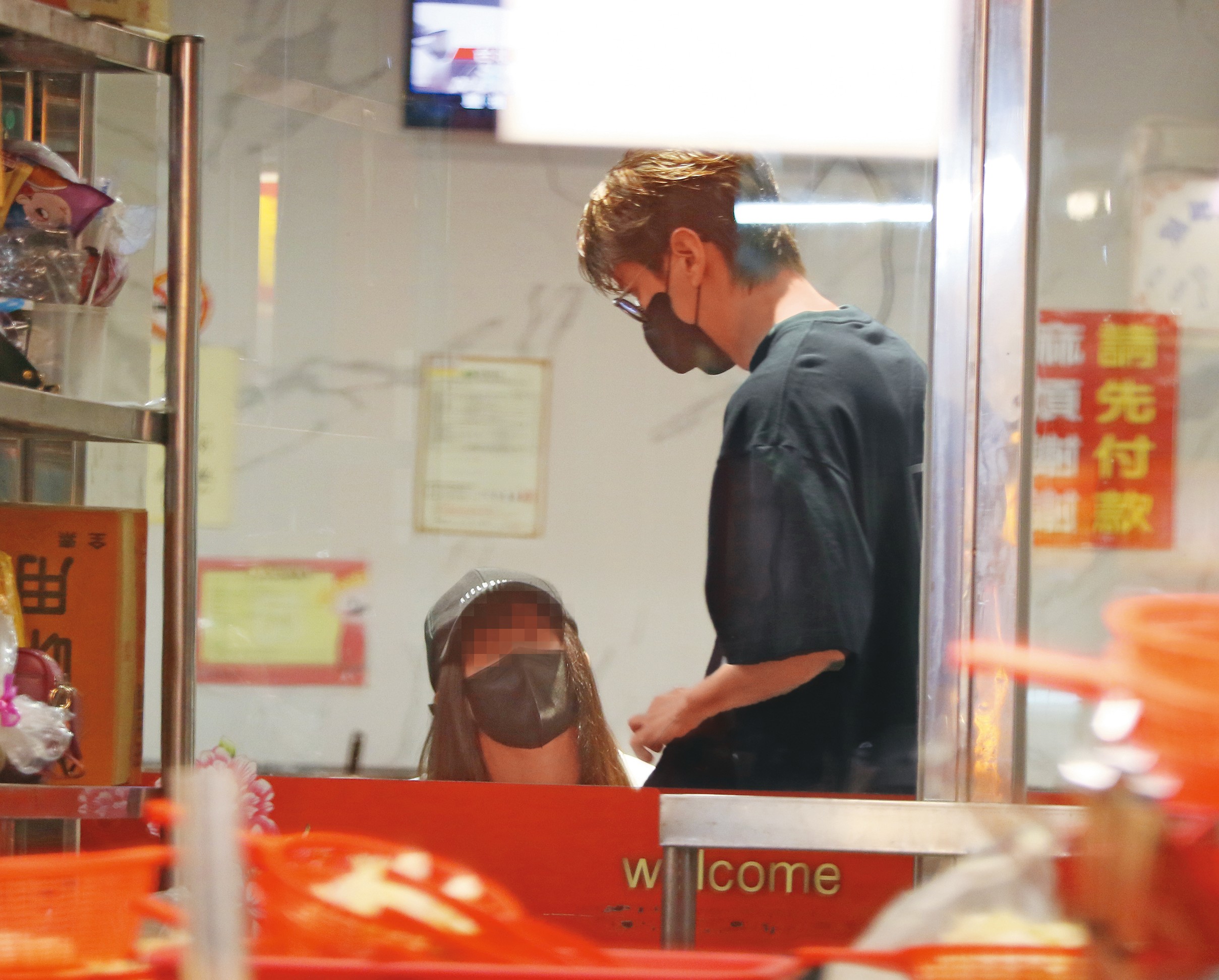 01:17兩人一合體,立馬前往鍋物店吃宵夜,孫沁岳(右)負責點餐買單,白衣女子(左)則細心擦拭餐具及拿飲料,互動很有默契。