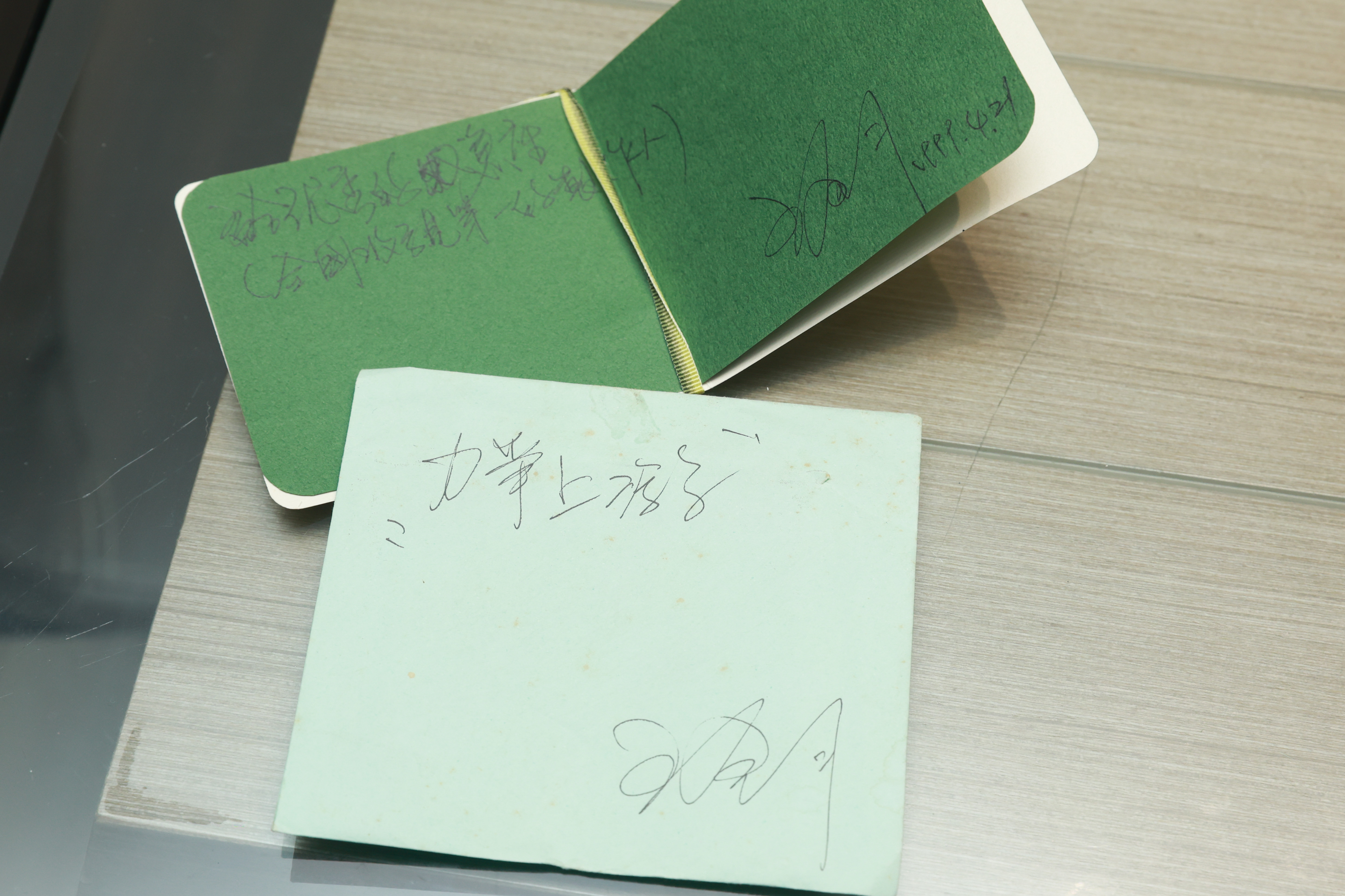 王鈞1999年寫給李慧蘭的卡片，李慧蘭保存至今。