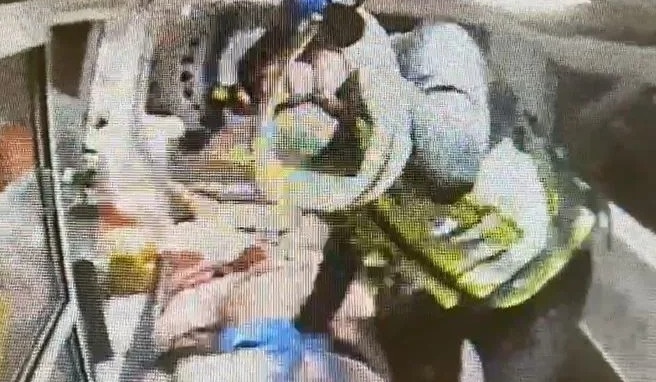 苗栗一名49歲蔡姓男子持雙刀挾持同居女友，並作勢攻擊、持刀逼近員警，遭警方連開2槍擊斃。