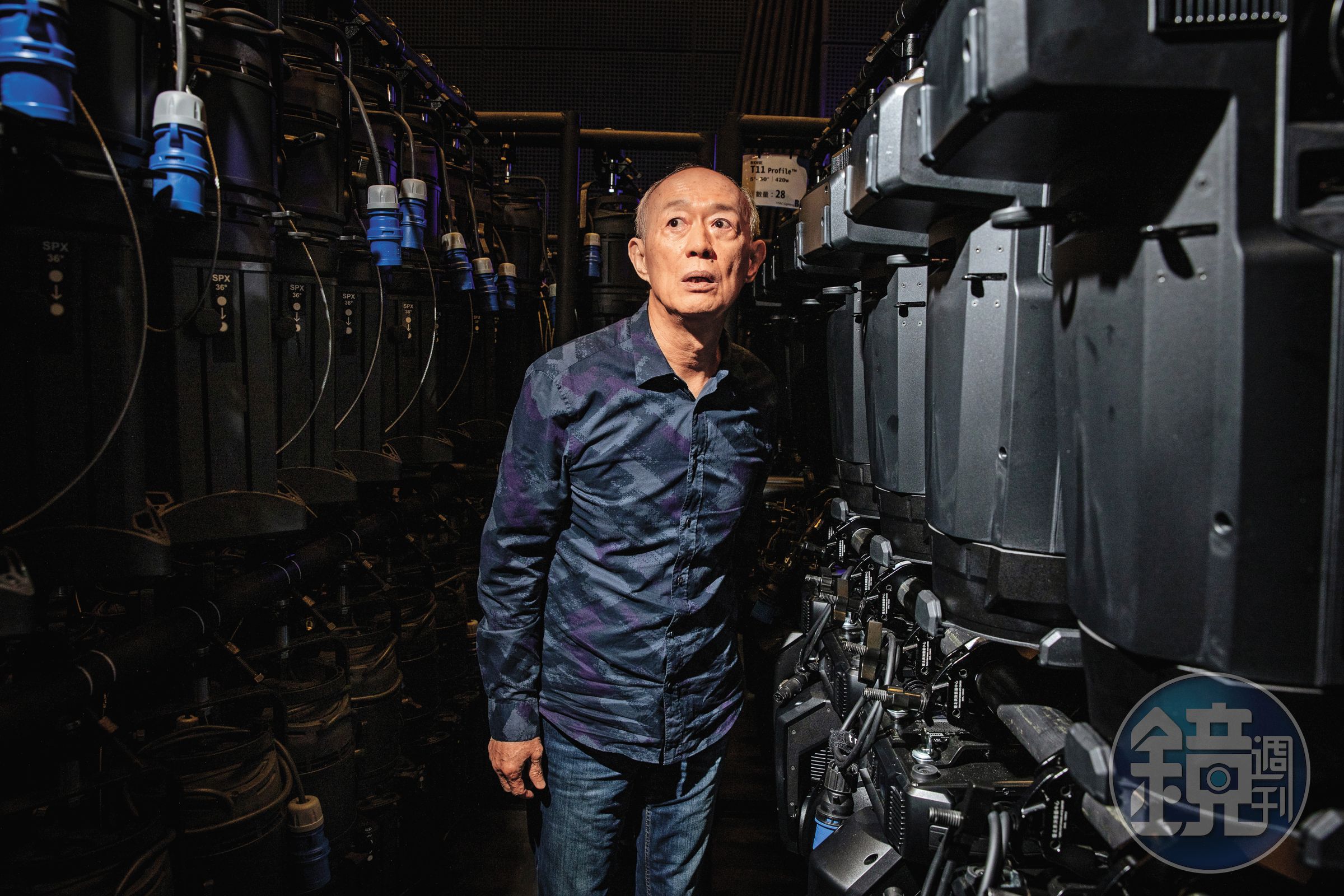 金士傑在臺北表演藝術中心受訪，74歲的老劇場人初來乍到新場館，這邊看看，那邊摸摸，像個孩子來到玩具反斗城，充滿好奇。