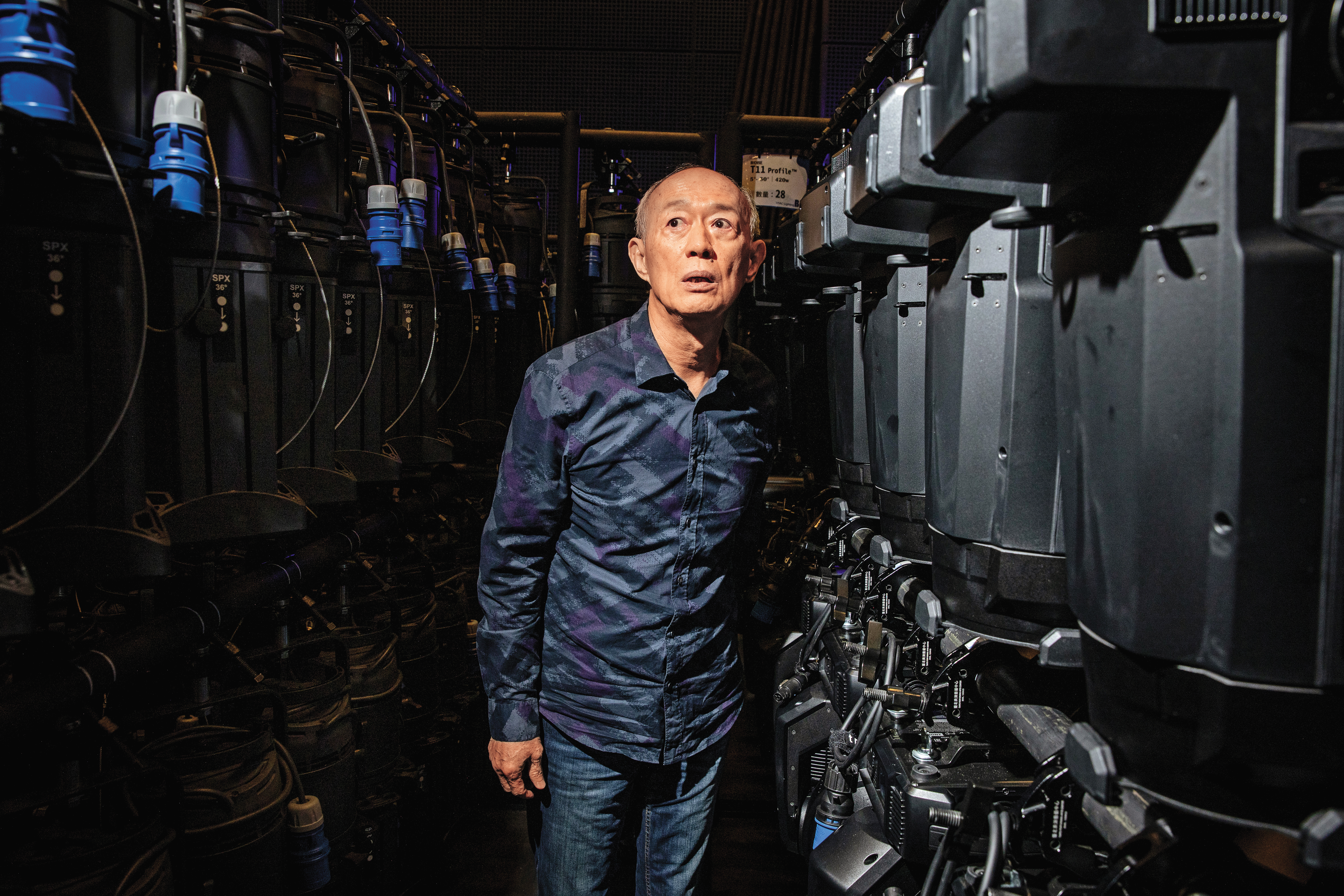 金士傑在臺北表演藝術中心受訪，74歲的老劇場人初來乍到新場館，這邊看看，那邊摸摸，像個孩子來到玩具反斗城，充滿好奇。