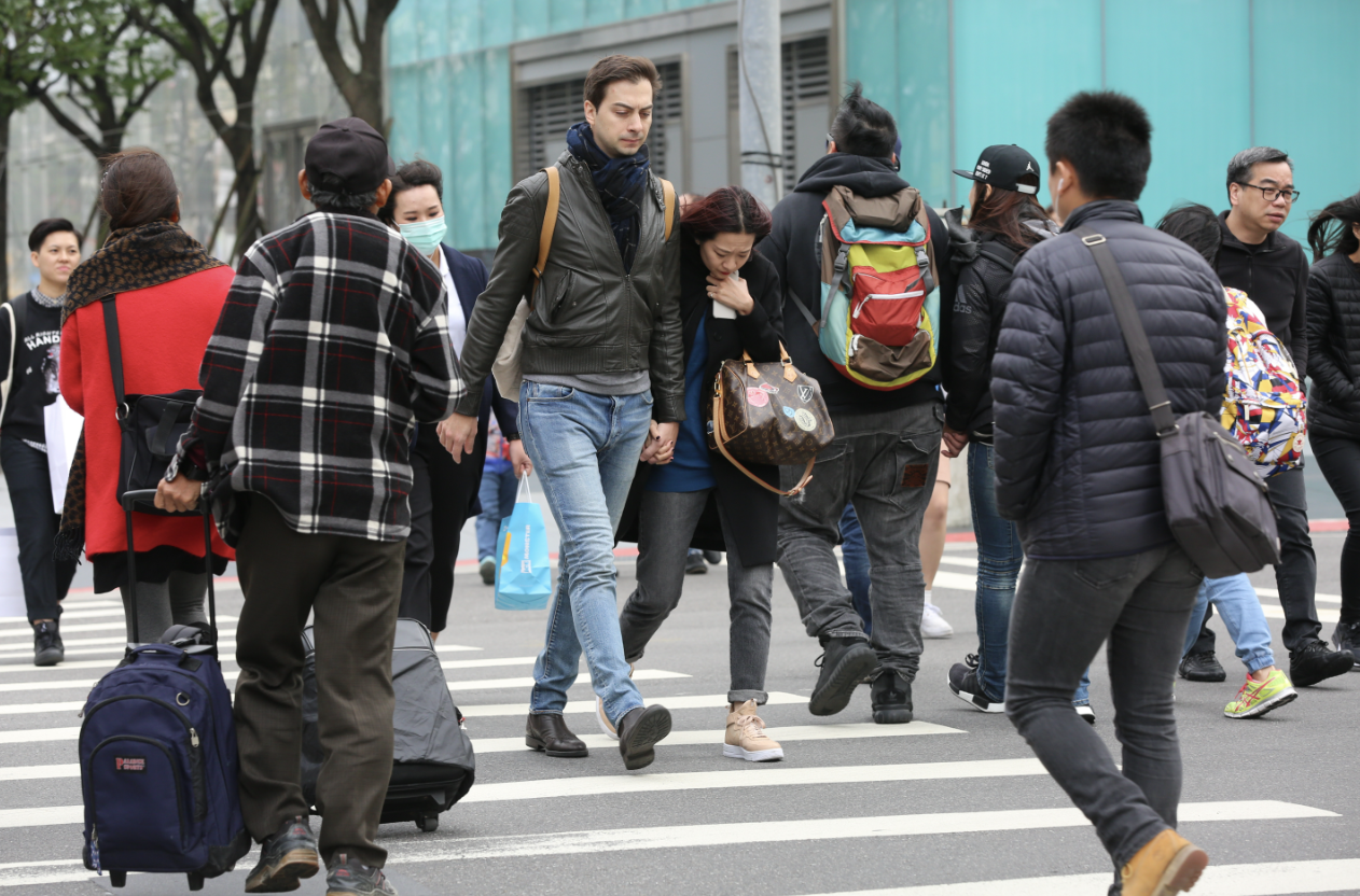 氣象署針5縣市發布低溫特報，並提醒週六及週日清晨會是最冷的時刻。