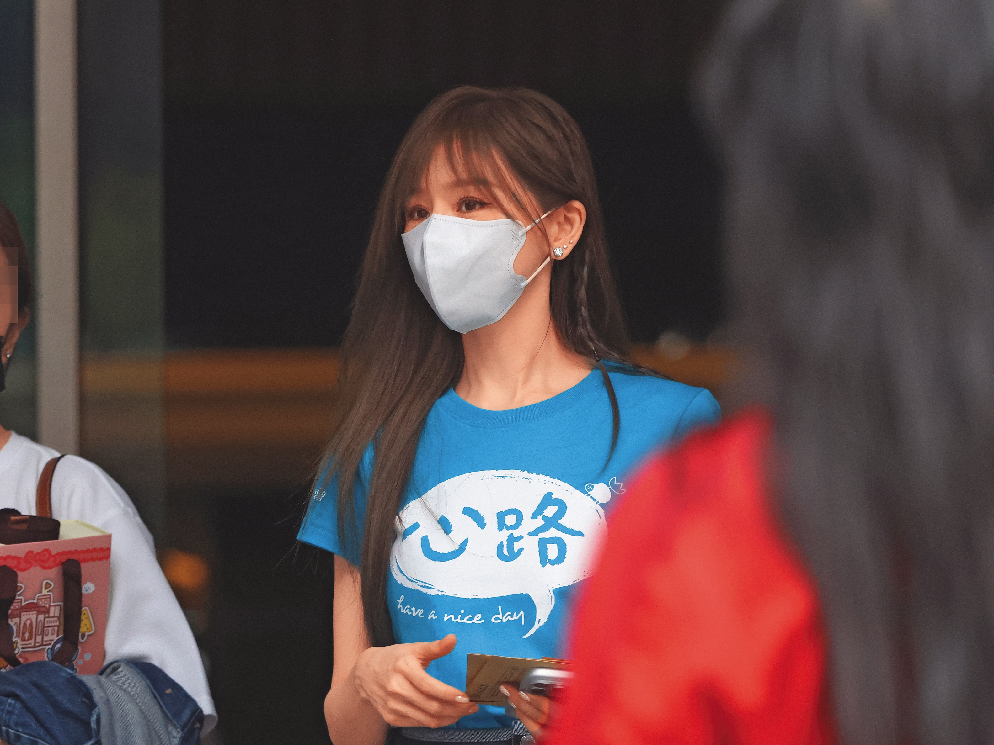 11月5日14：42，王心凌結束公益活動記者會後，在工作人員陪同下返家。