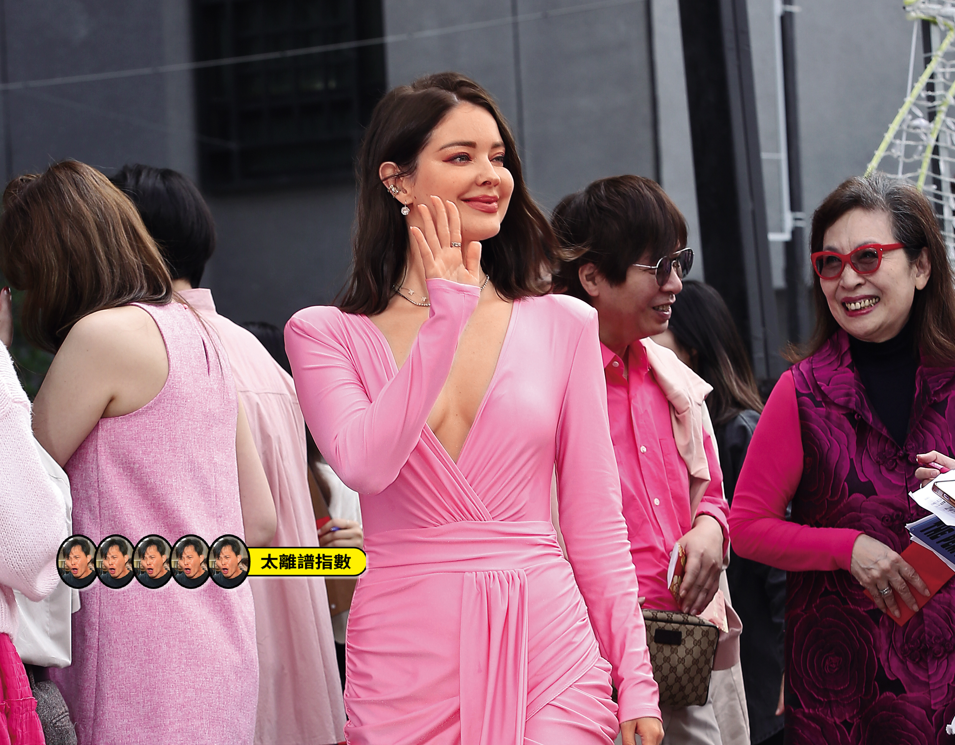 安妮笑說：「我長這麼漂亮，還不會這麼快結婚。」欸蘋果肌是否補太多？（捏臉頰）