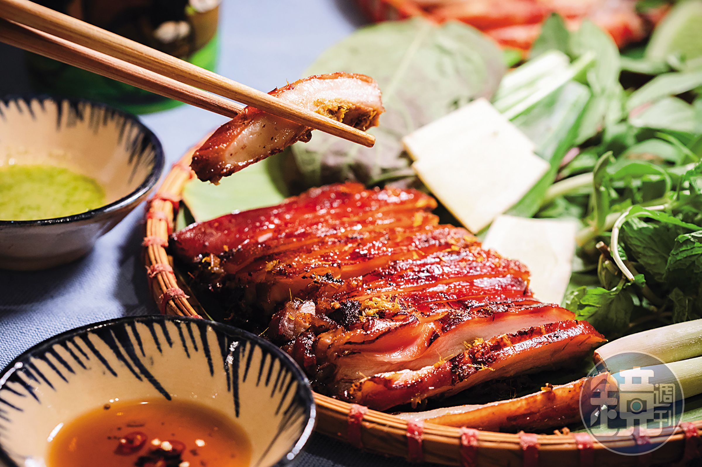 「烤野豬」也是越南常見美食，外酥內Q，建議搭配香菜與香茅醬汁一起入口。（35.9萬越南盾／份，約NT$524）
