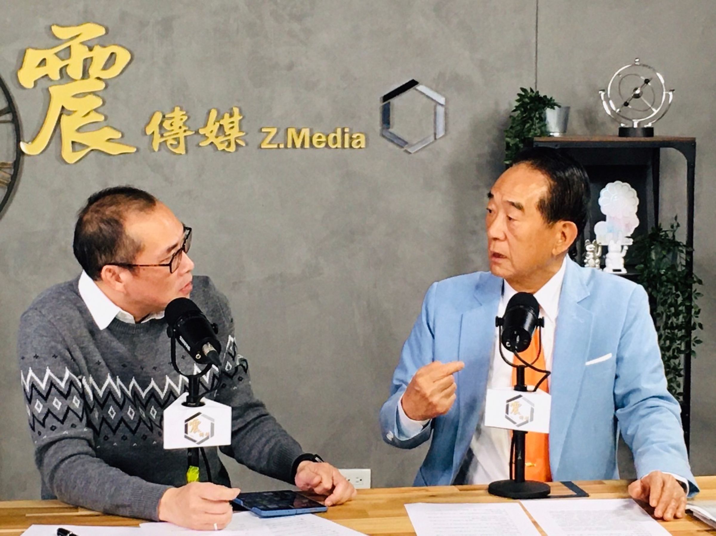 親民黨主席宋楚瑜今現身節目，認為吳欣盈應向人民公布放棄國籍證明。（親民黨辦公室提供）