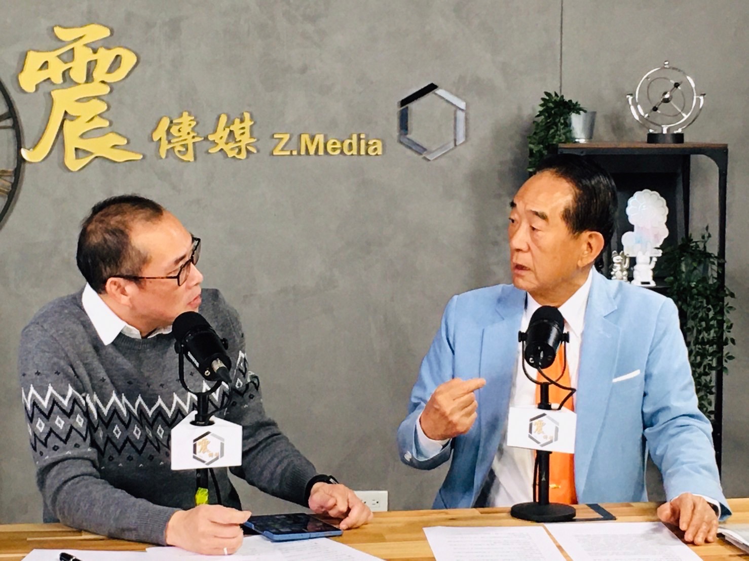 親民黨主席宋楚瑜今現身節目，認為吳欣盈應向人民公布放棄國籍證明。（親民黨辦公室提供）