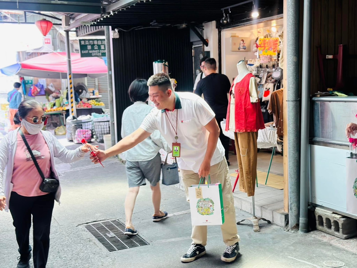 成大店專案經理吳宇麟從餐飲業轉職信義房屋,原本在手搖飲料店擔任店長,卻因疫情黯然收攤,使他決定要找一份可以更長久經營、發展性更好的工作。加入信義後,圓夢選上店主管,今年更自我成長、學會剪接短影音。(信義房屋提供)