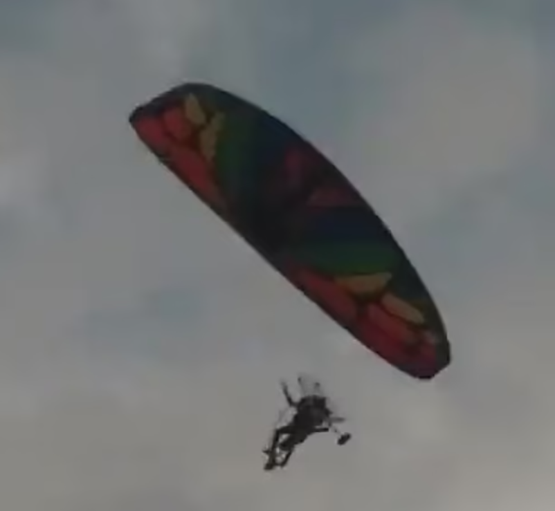 部分哈瑪斯武裝分子採空降方式進攻。（翻自《每日郵報》）