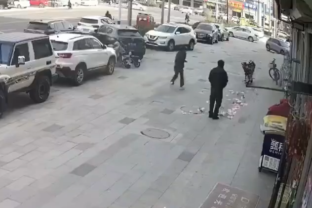 日前河北一名男子下車準備交付貨款，手裡的鈔票意外被風吹散。（翻攝自微博）