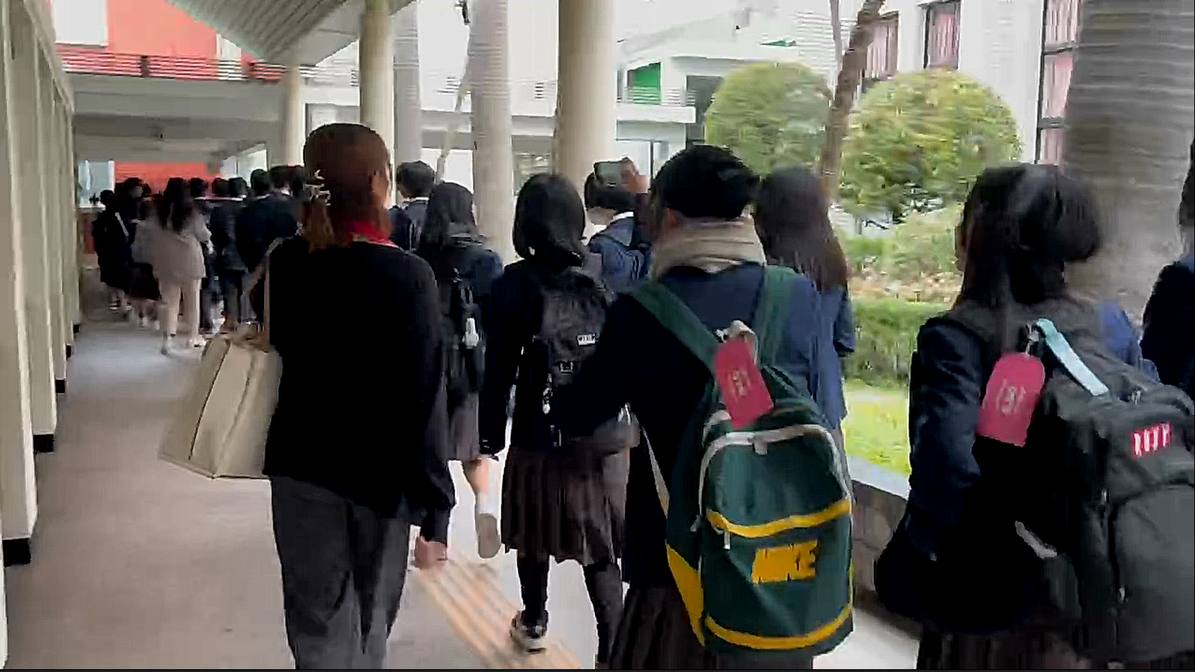 沖繩高中生今日參訪國會，體驗一番「台式民主」。（翻攝影片畫面）