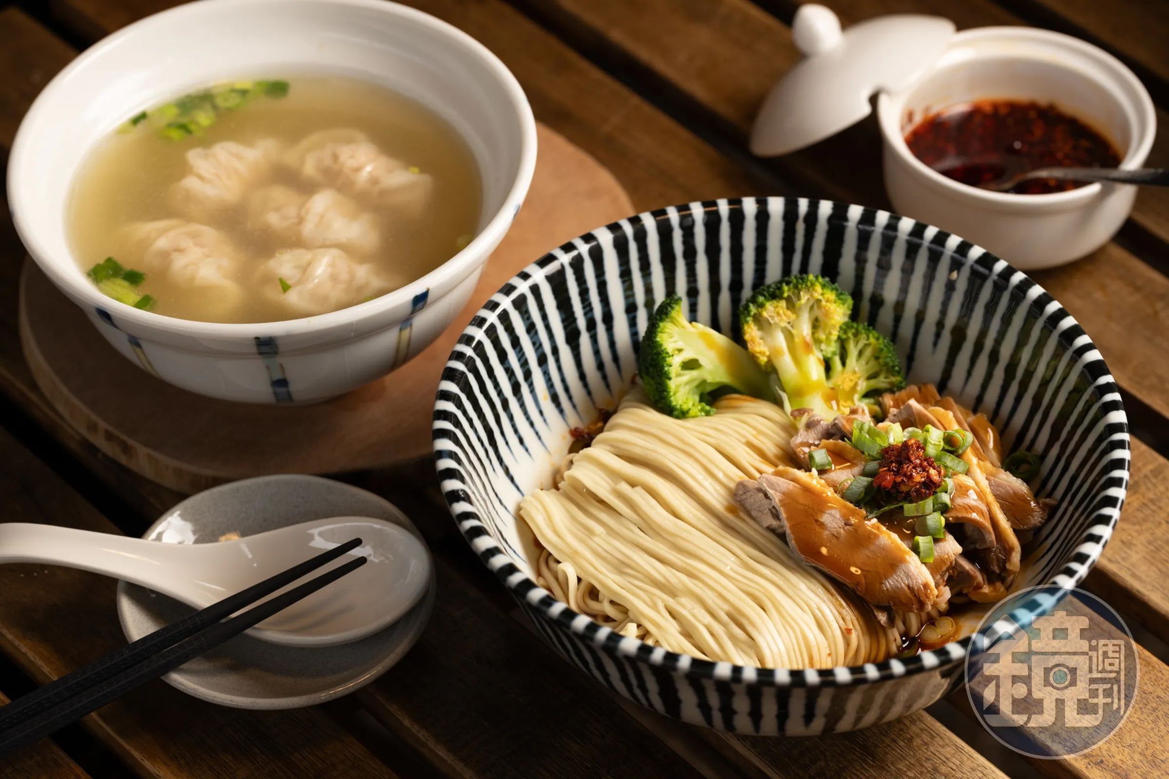 「東沐。食在」獲得米其林點名的「紅油蒜味鴨肉乾拌麵」，以鮮嫩多汁的鴨肉搭配油蔥與特製紅油醬汁，蒜香、辛香層層交疊，濃郁卻不失平衡。