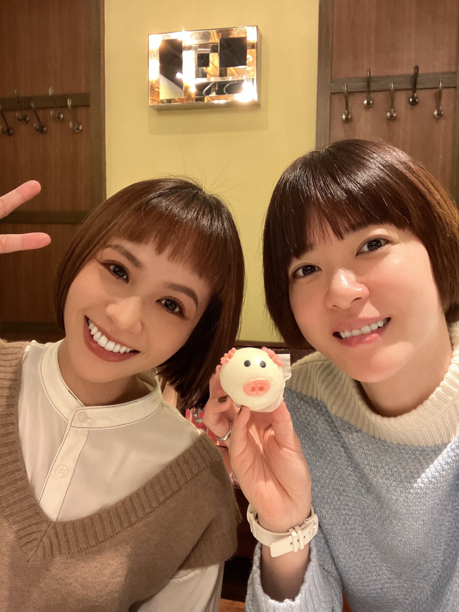 上野樹里（右）與黃姵嘉在片中是打工夥伴，日前訪台也久違相見歡一起用餐。（翻攝自上野樹里Instagram）