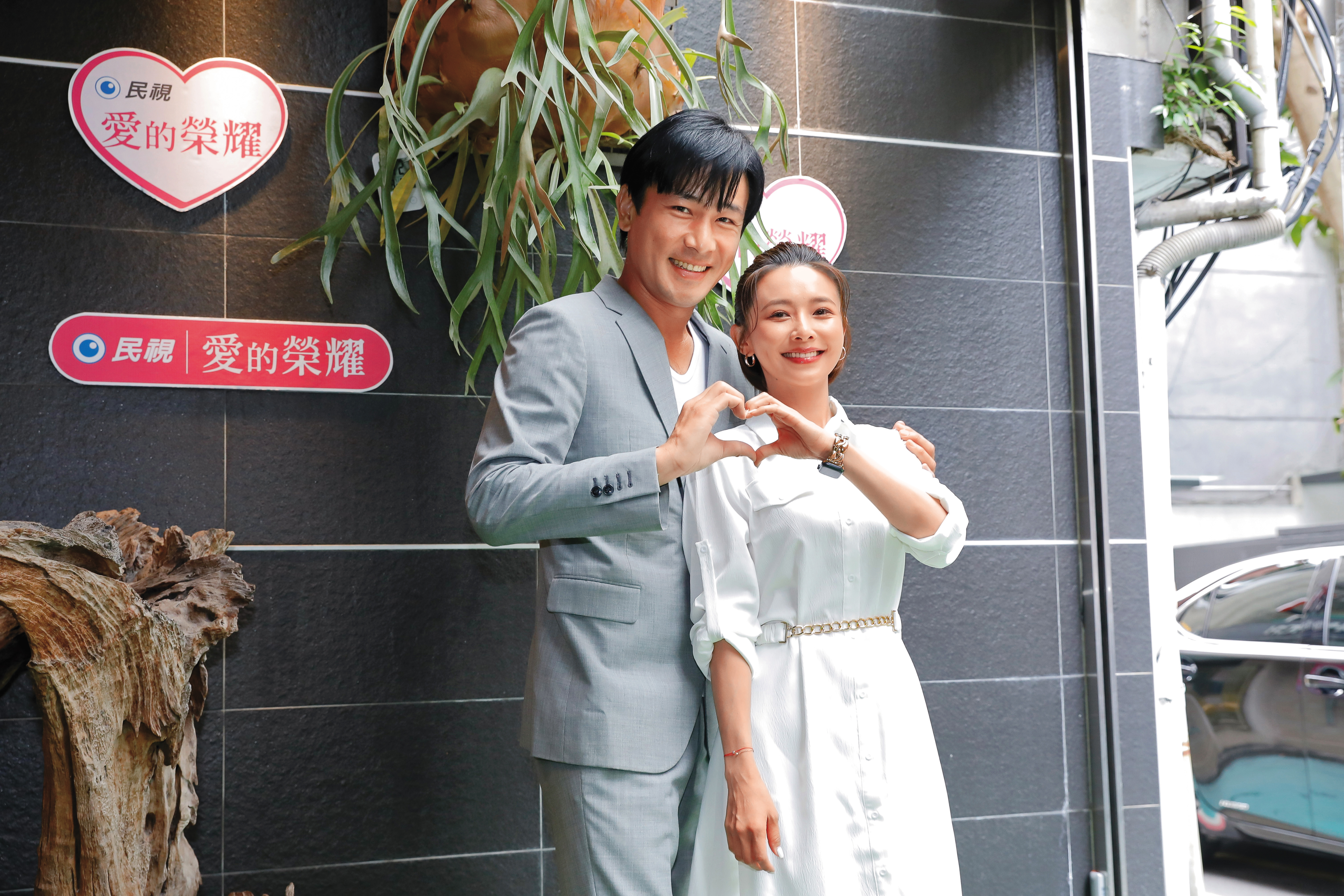 吳婉君（右）和傅子純（左）朝夕相處、 拍了整年的8點檔，已建立默契。