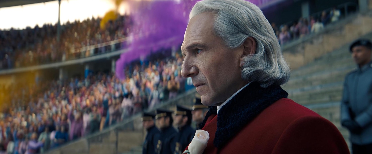 繼《哈利波特》系列的佛地魔之後，雷夫范恩斯飾演史諾總統，再度成為影史經典反派人物。（車庫娛樂提供）