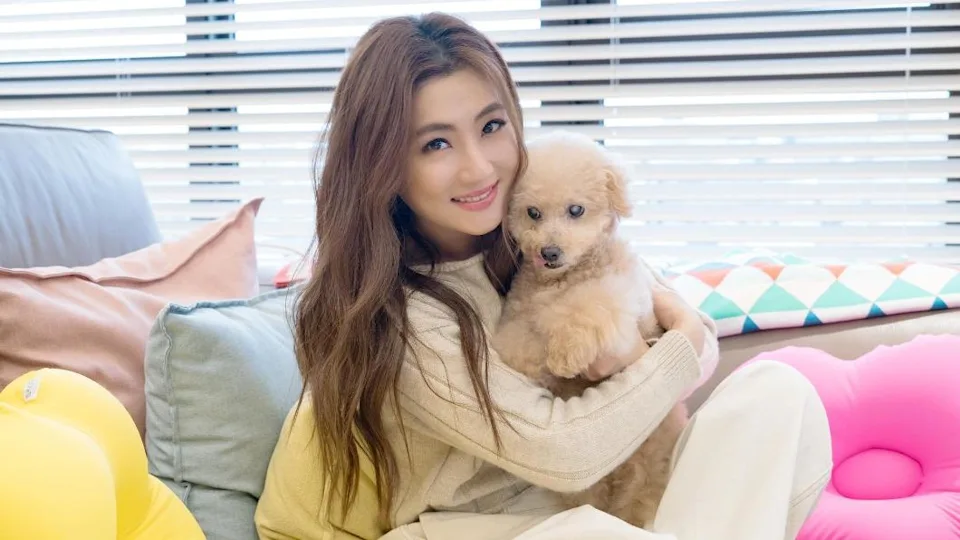 Selina視愛犬Pinky為家人，婚禮上也被抱著走紅毯。（翻攝自Selina臉書）