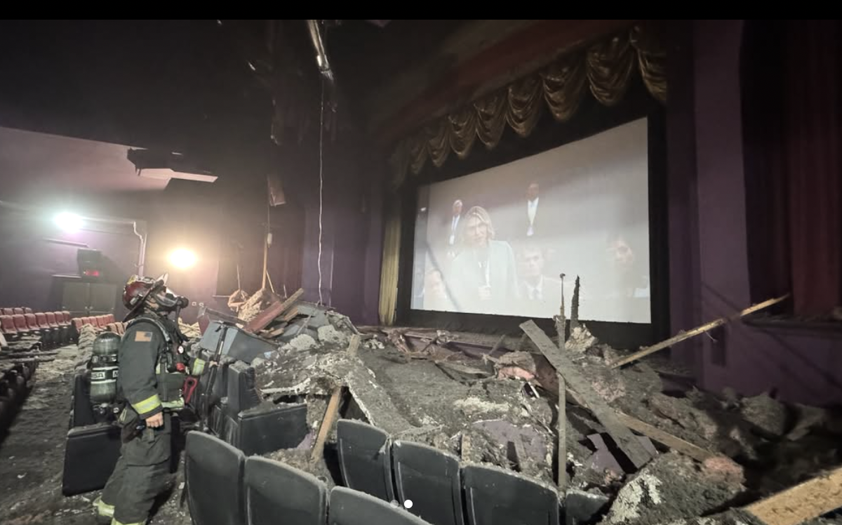 美國華盛頓州一間電影院，日前電影播放到一半時天花板突然崩塌。（翻攝自IG＠ wenatchee_valley_firefighters）