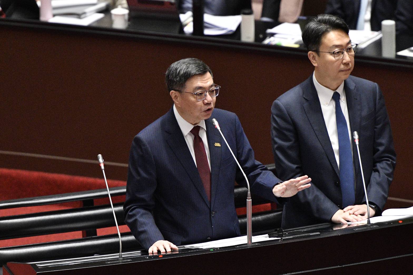 卓榮泰強調無論我國的先進產業或其他產業如何全球布局，「根留台灣、繼續壯大台灣，是國家政府跟產業界共同的立場」。