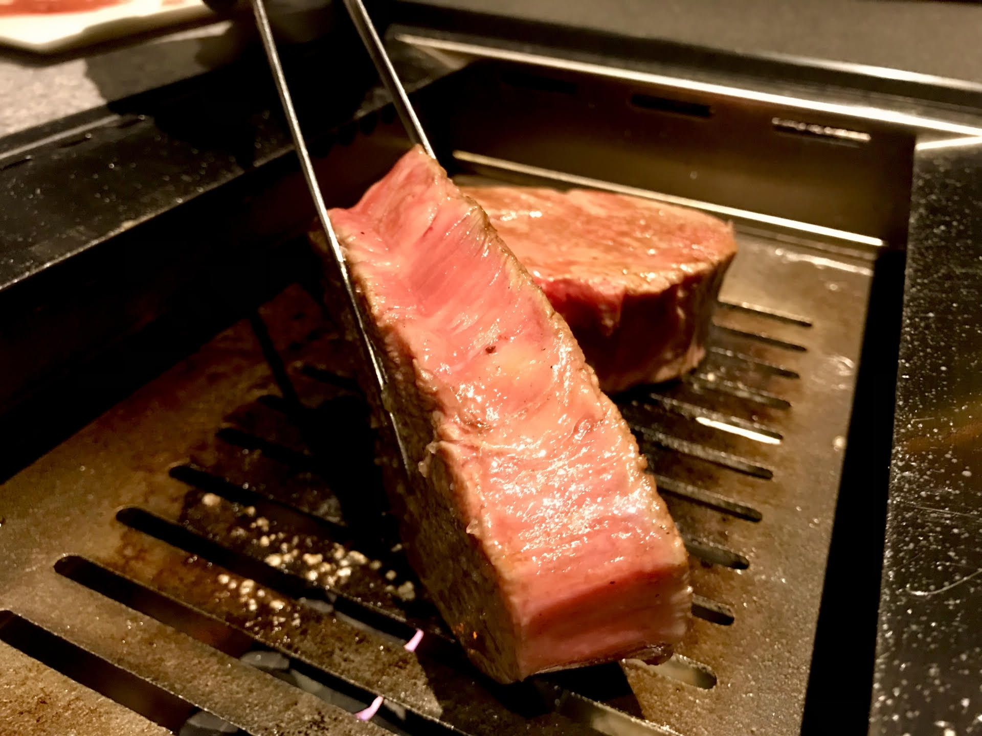 一名網友抱怨妻子跟岳母在東京吃燒烤時，結帳竟跟店員為了「桌費」大吵，讓他感到無比丟臉。（示意圖，photoAC）