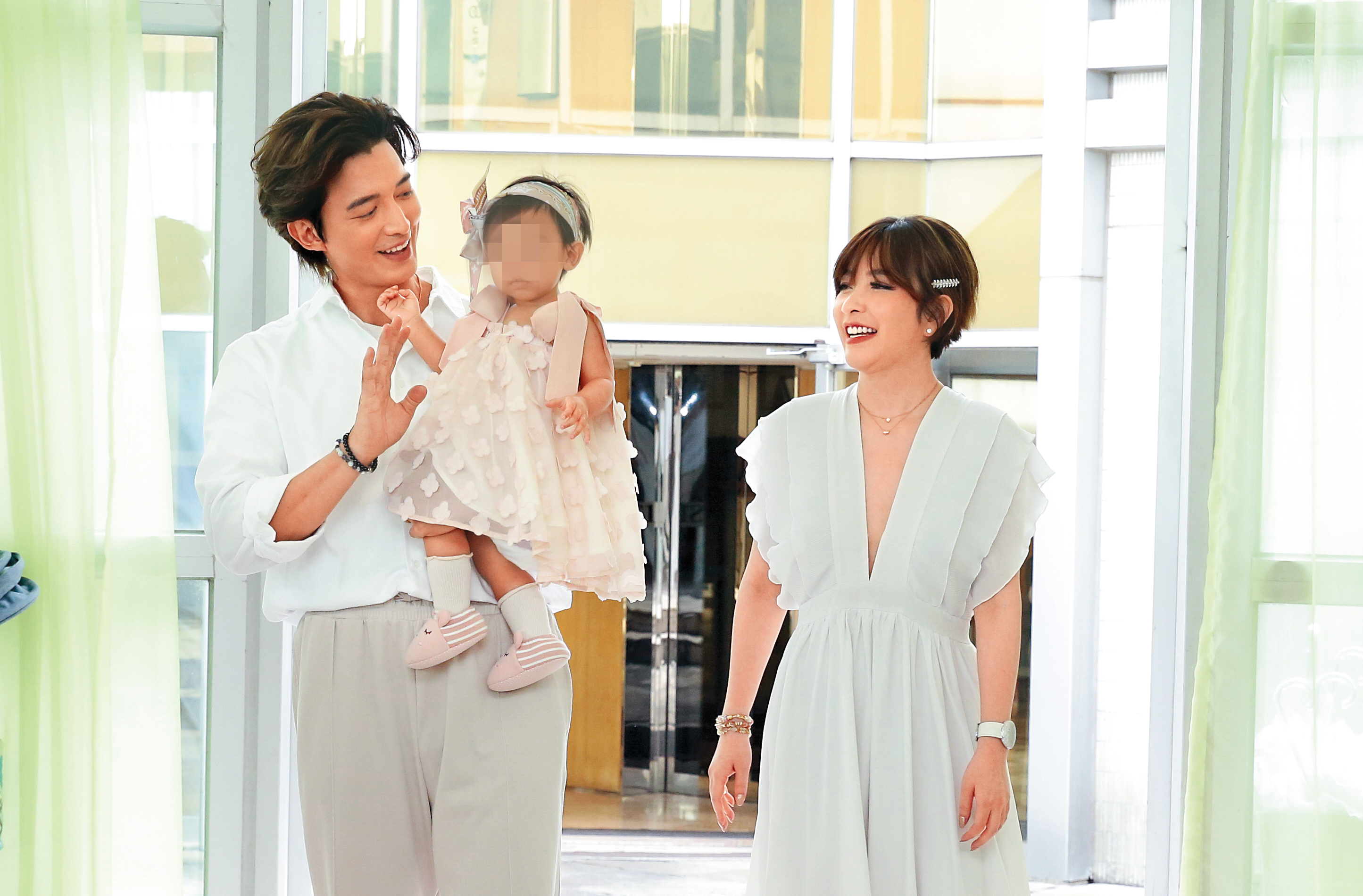 許維恩（右）為女兒辦週歲趴，圓潤下巴藏也藏不住。
