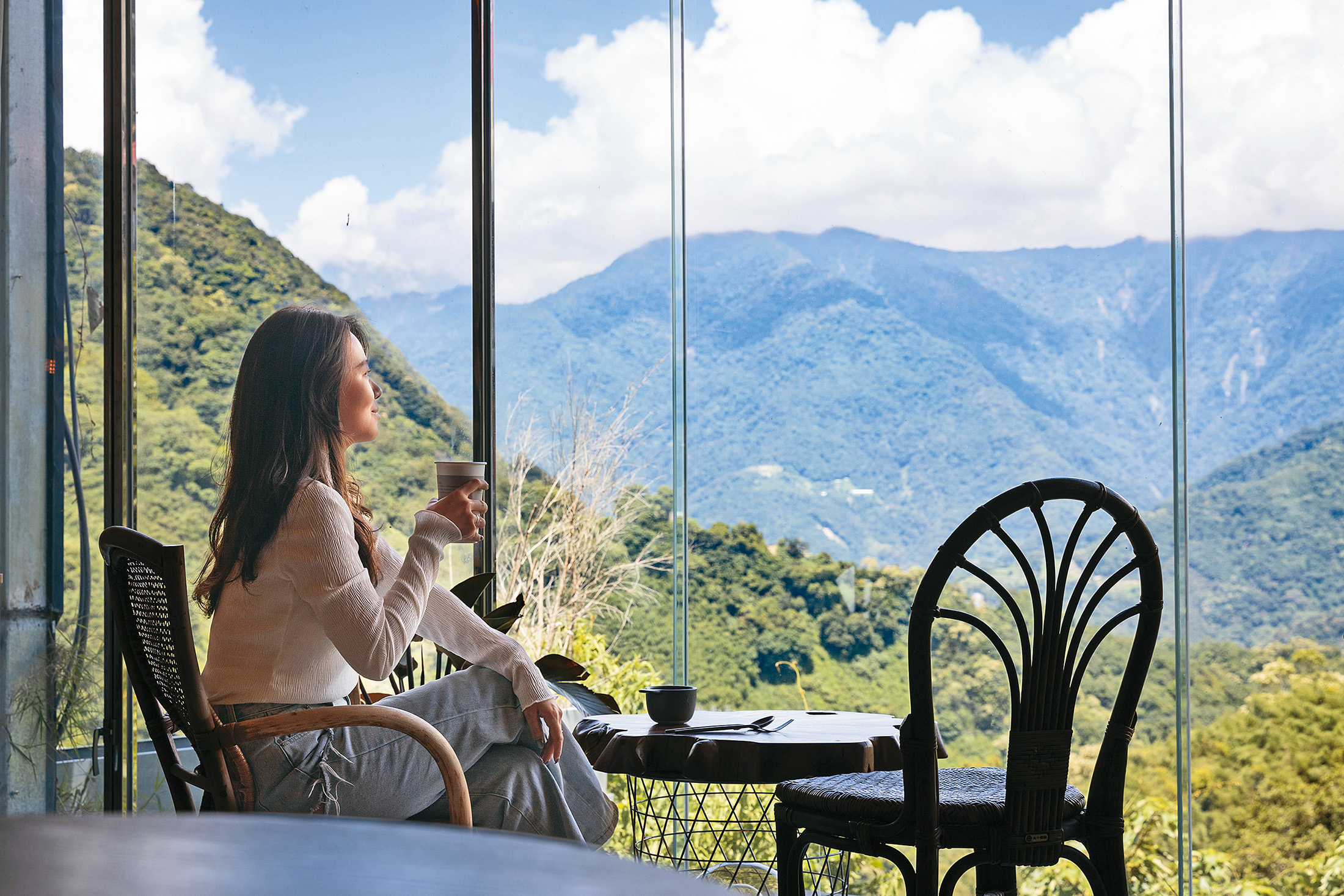 咖啡館窗外即是一望無際的山林景觀，讓人宛如置身山巔仙境。