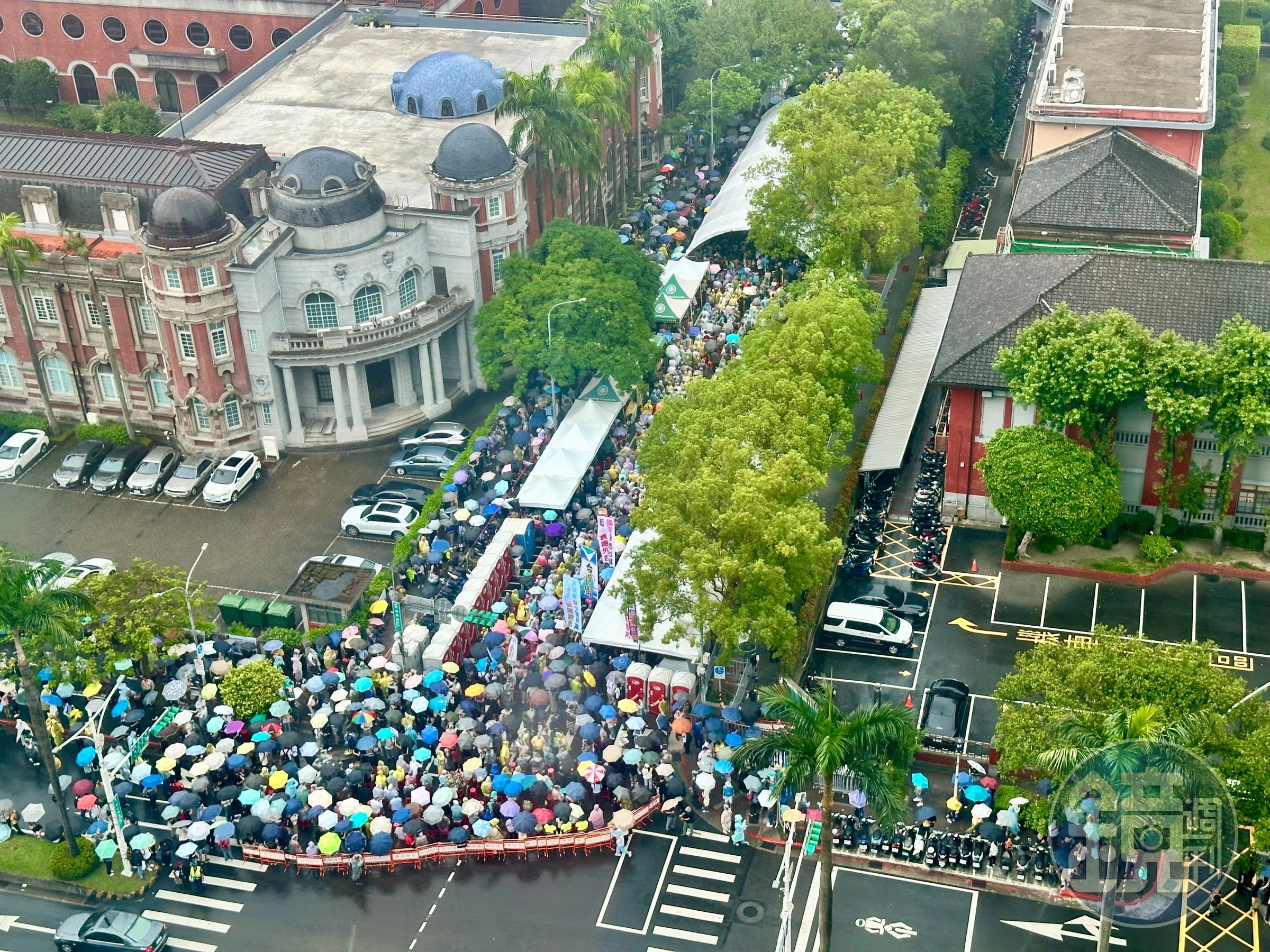 立法院外訴求反黑箱、要求實質討論法案的民眾不斷,從青島東路外溢至中山南路。