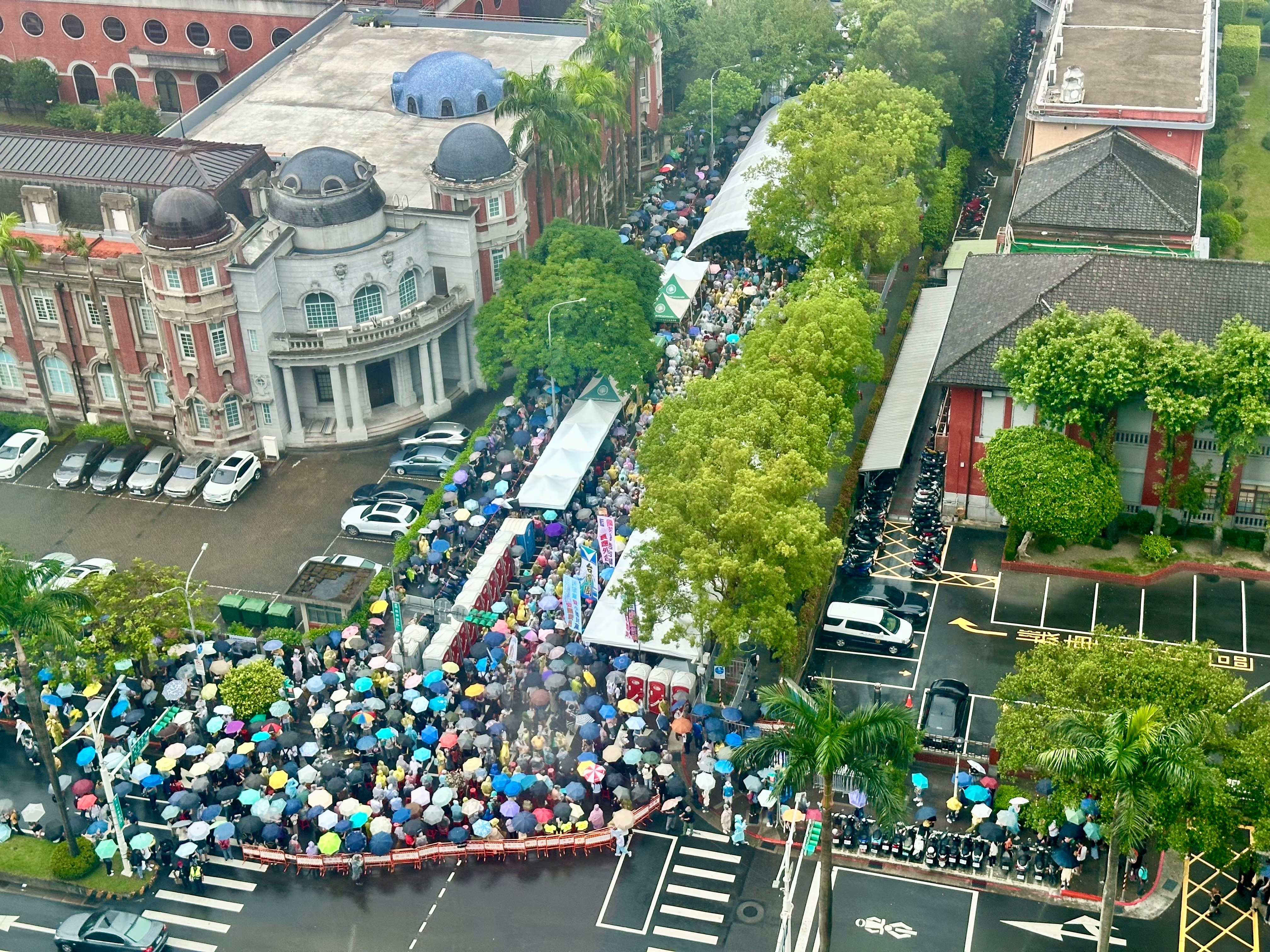 立法院外訴求反黑箱、要求實質討論法案的民眾不斷，從青島東路外溢至中山南路。