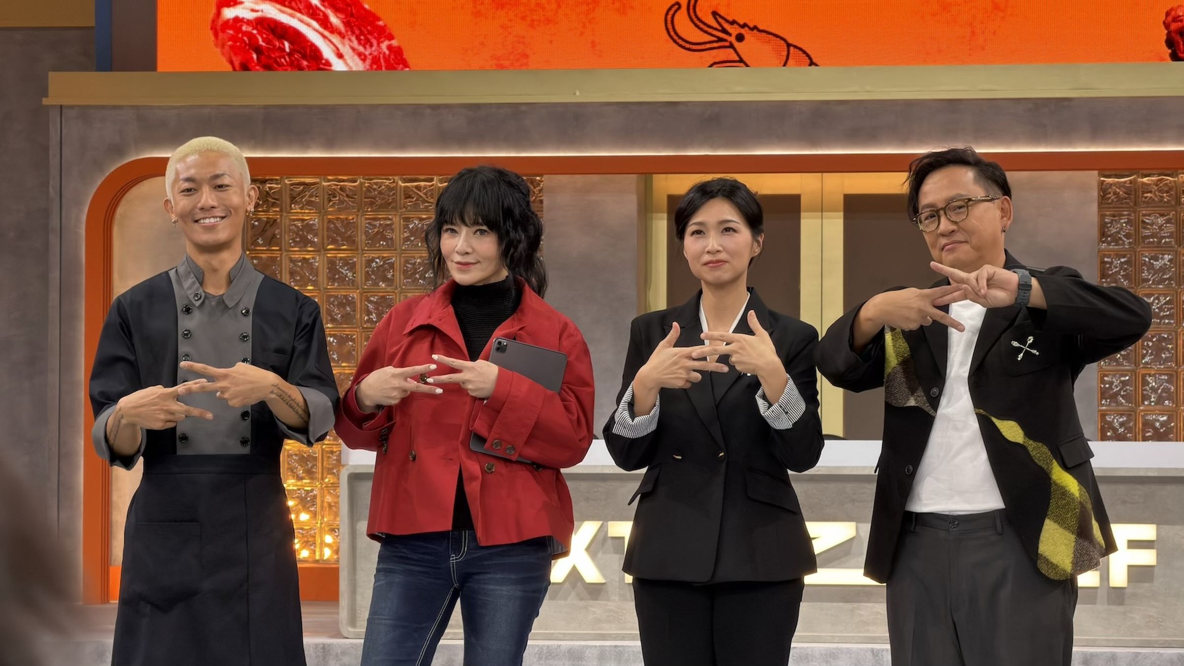 《料理少年王者之路》6日開播,唐綺陽(左二)擔任客座品審。(圖/記者林政平攝)