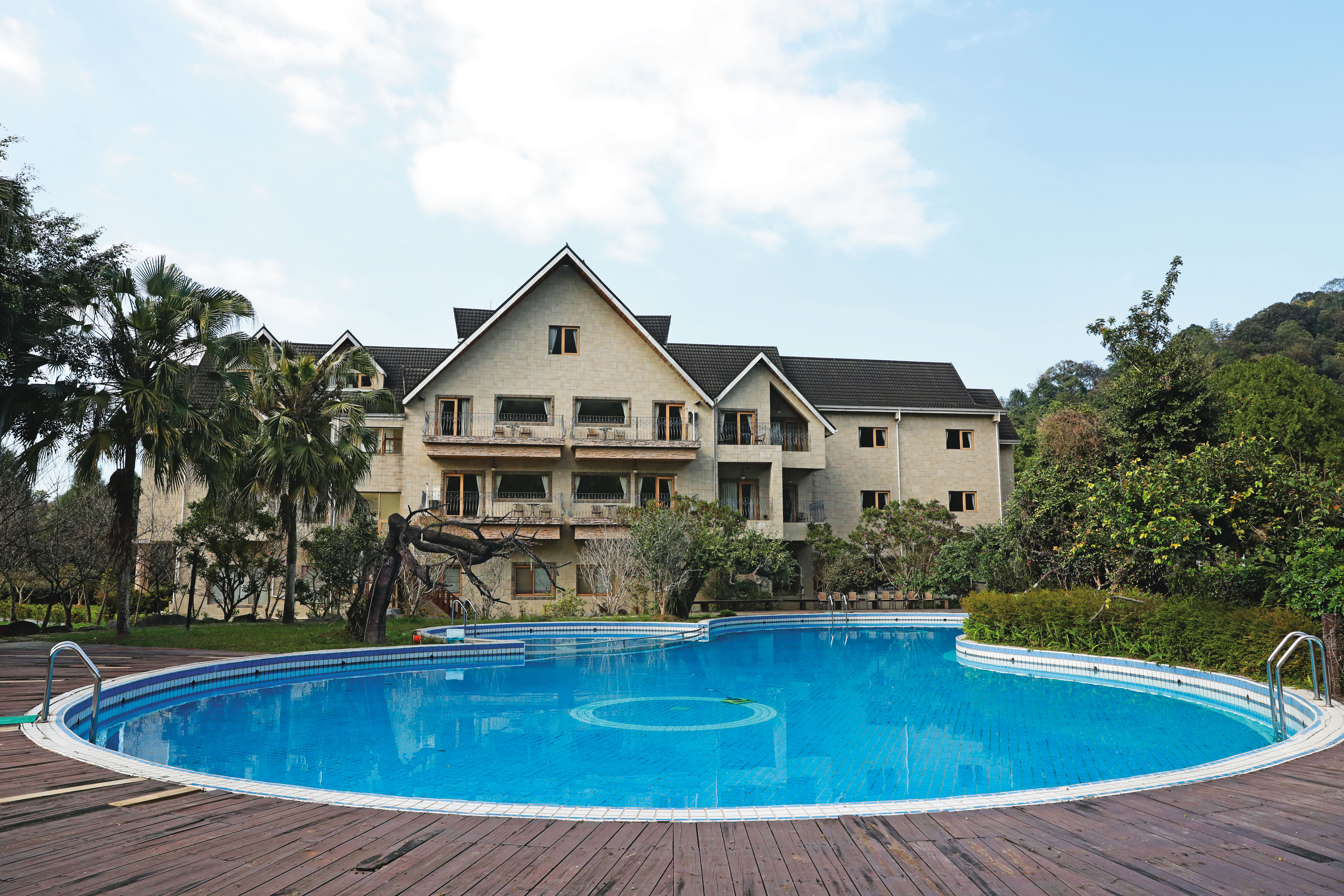 南投晶園渡假村緊鄰日月潭與九族文化村，地理位置不錯。