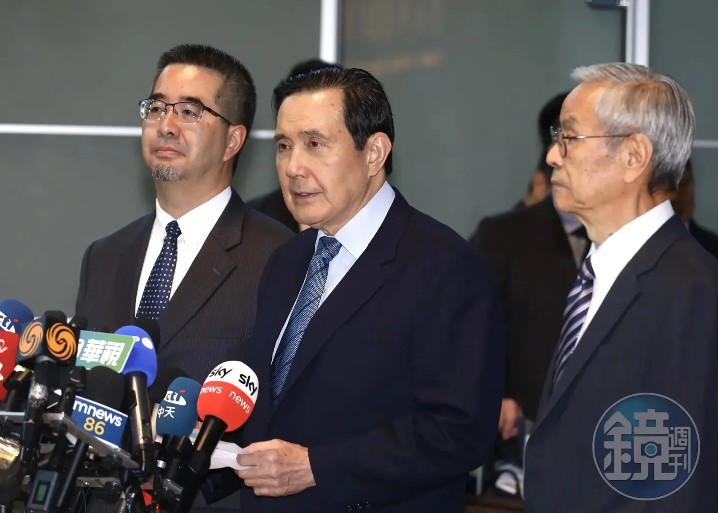 蕭旭岑（左1）案調查報告出爐，3人小組表示無法證明違反財政紀律。（本刊資料照）