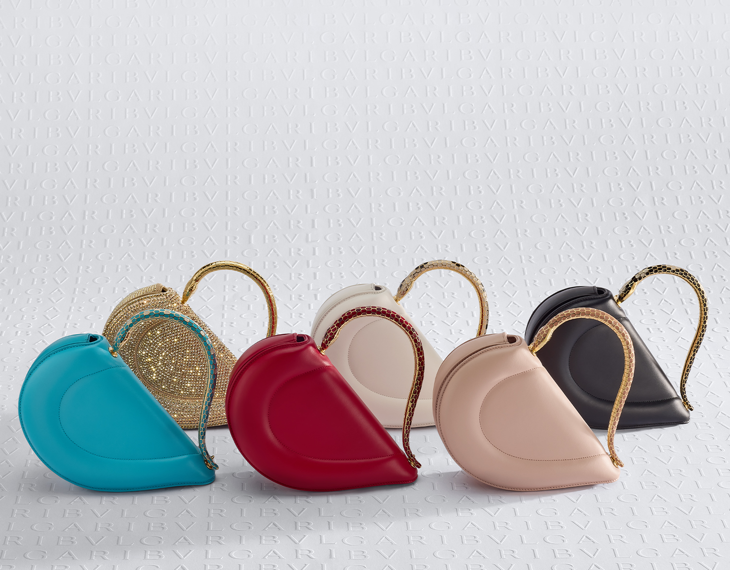 Serpenti Cuore 1968提包的愛心輪廓與蛇形提把精緻浪漫。（寶格麗提供）