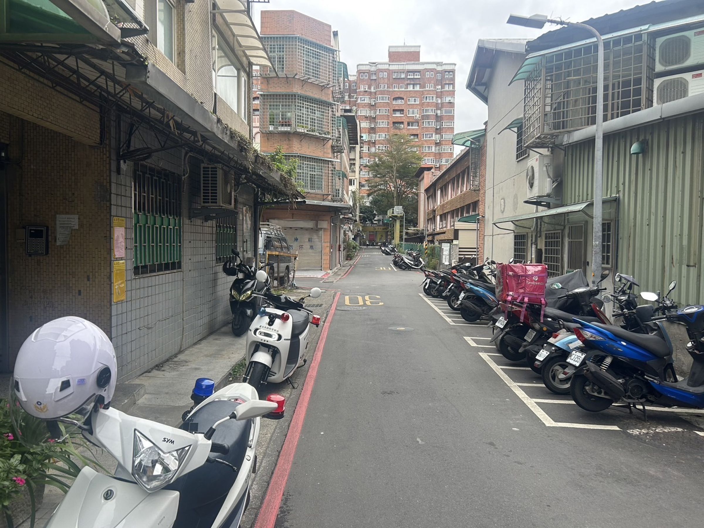 警消獲報後趕抵現場,但陳男已明顯死亡無轉送醫院必要。(翻攝畫面)