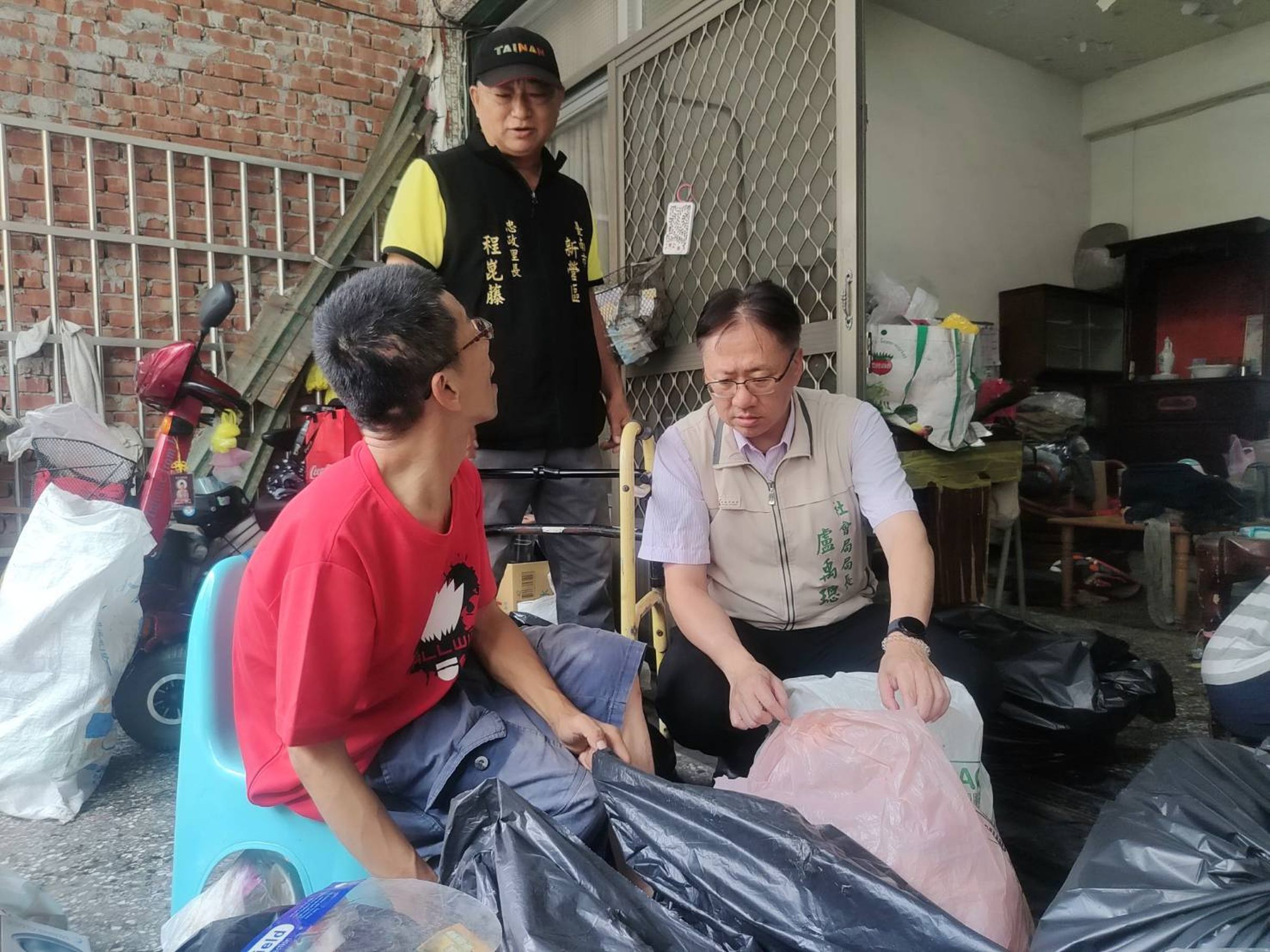 台南市政府社會局緊急動員媒合志工深入災區協助弱勢民眾災後復原、清理家園。（台南市政府提供）