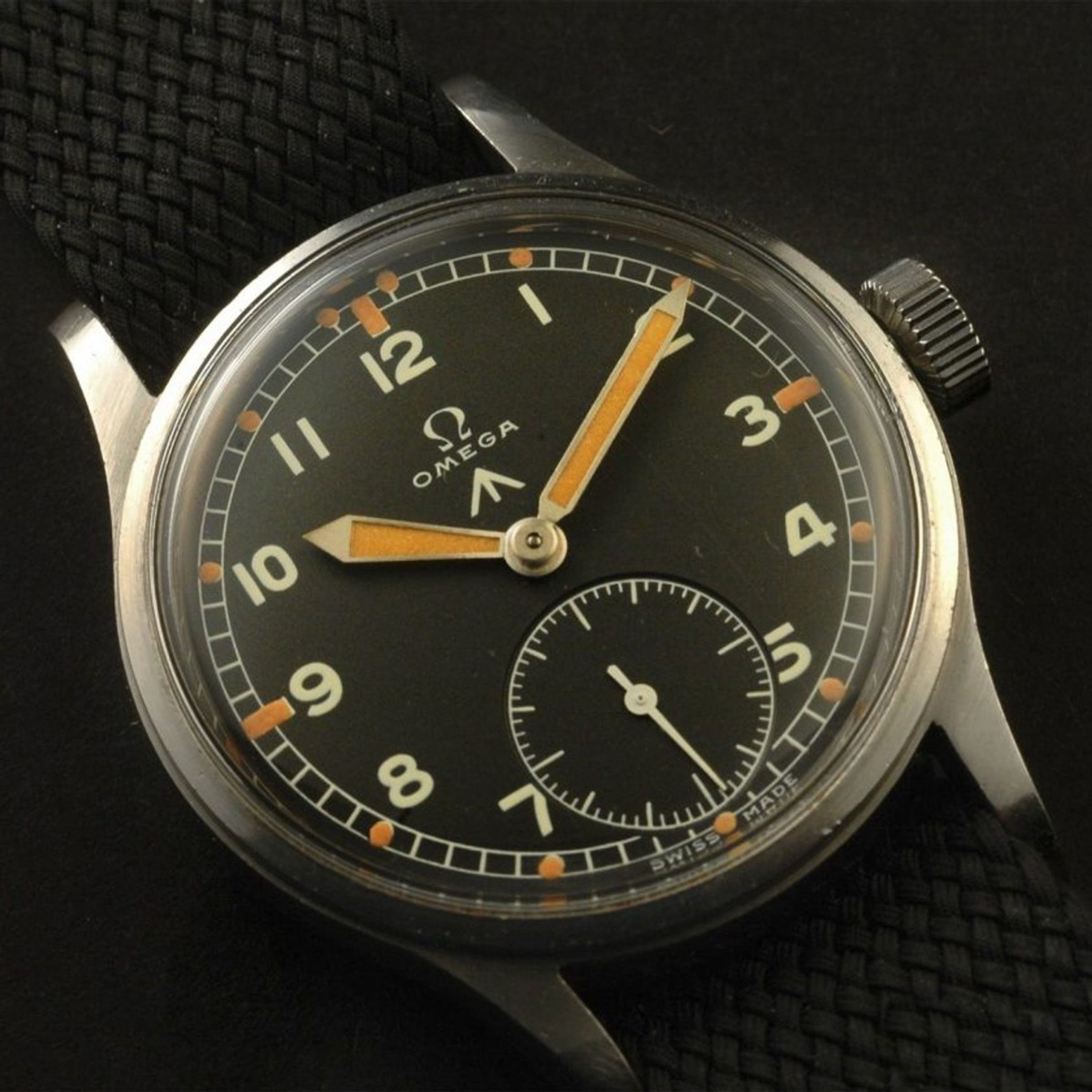 W.W.W. 軍錶於 1945 年起交付英軍，總數逾 14.5 萬枚，其中 OMEGA 單一品牌即提供約 25,000 枚。