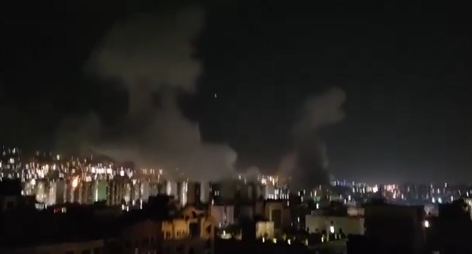 以色列對伊朗發動攻擊，導致德黑蘭出現多次爆炸聲。（翻攝自X@azucenau）