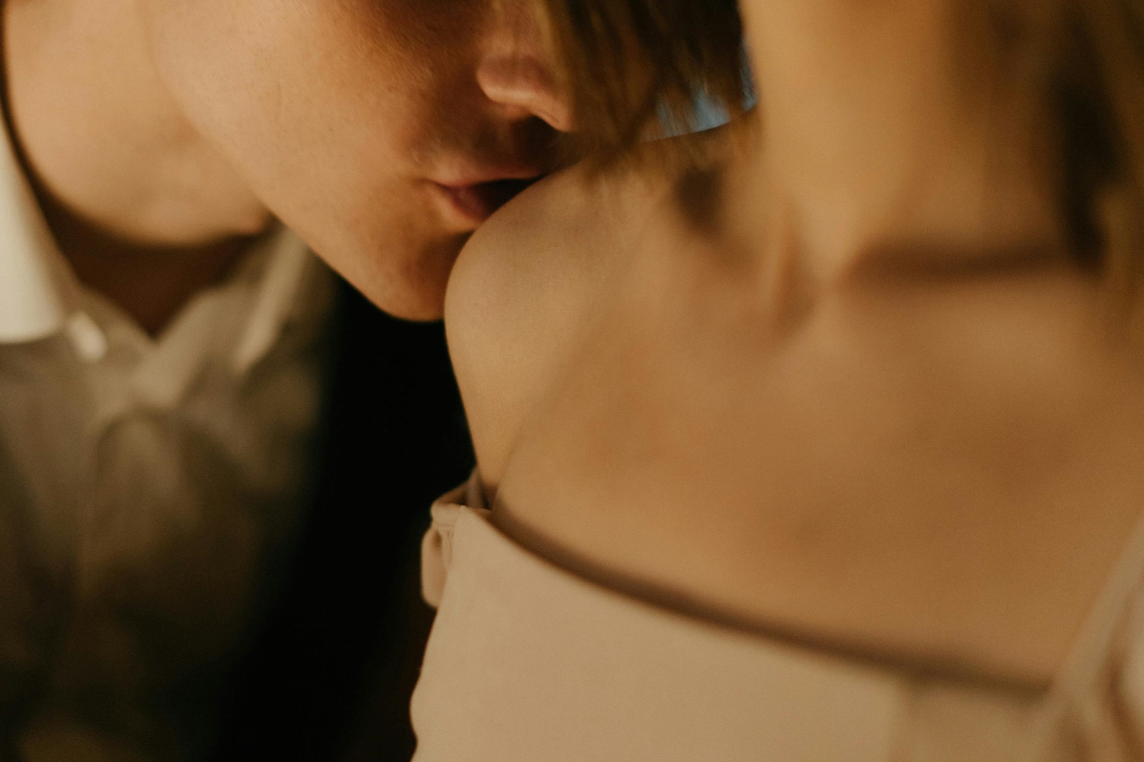 女子控訴，親生母親長年盜用她的照片和名義，在社群平台冒充身份，與多名男子發展曖昧關係。（pexels提供）