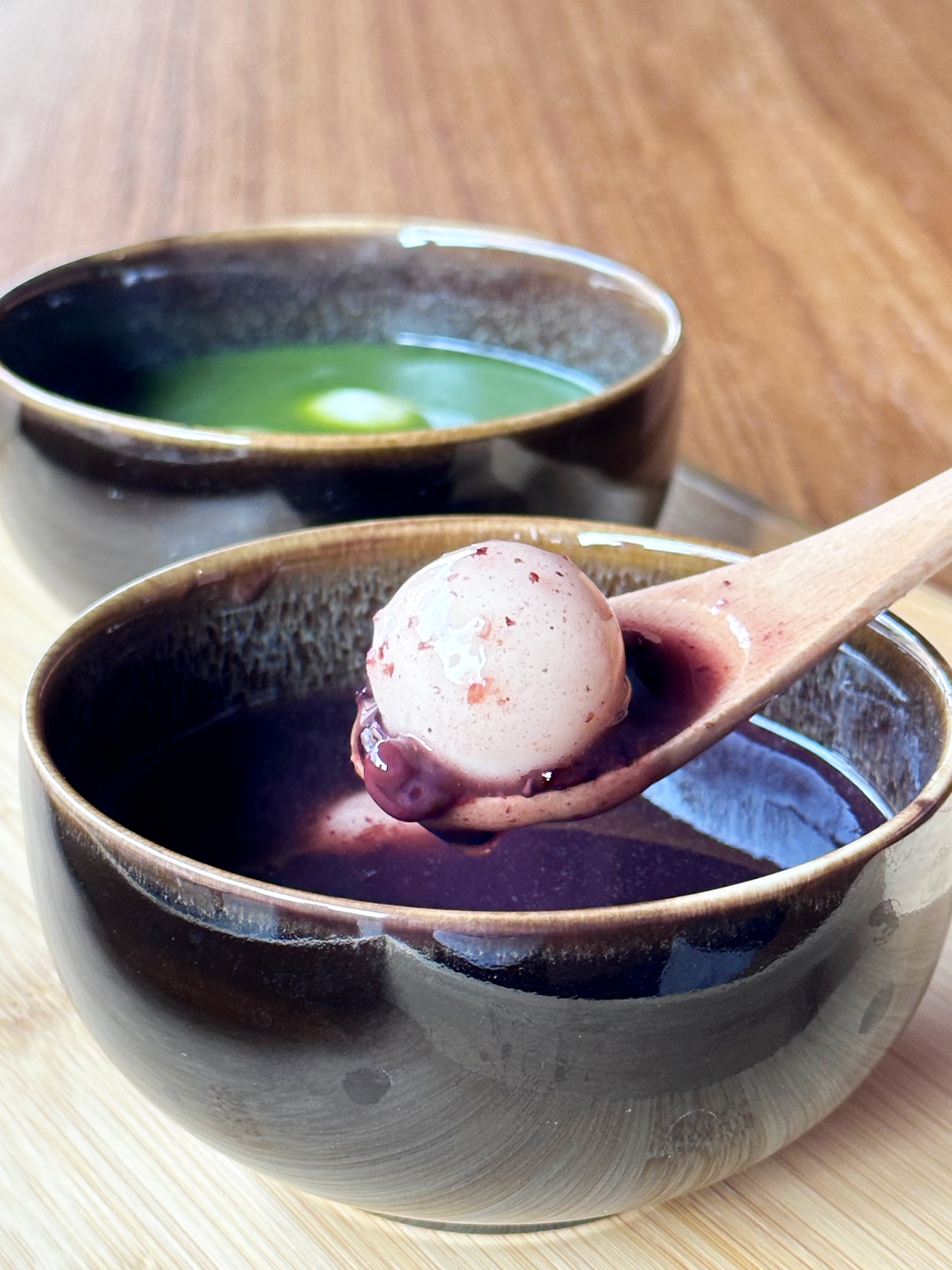 冬季才吃得到的「夫婦紫米紅豆湯」與「白玉抹茶紅豆湯」。（皆90元／碗）。