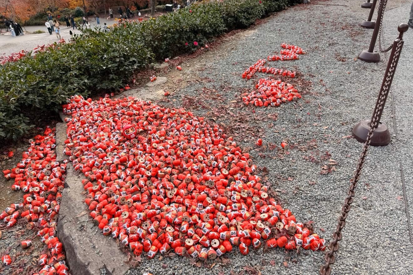今天最新情況傳回，有熱心的台灣遊客主動伸出援手，將達摩陣重現臺灣地圖的樣貌。（讀者提供）