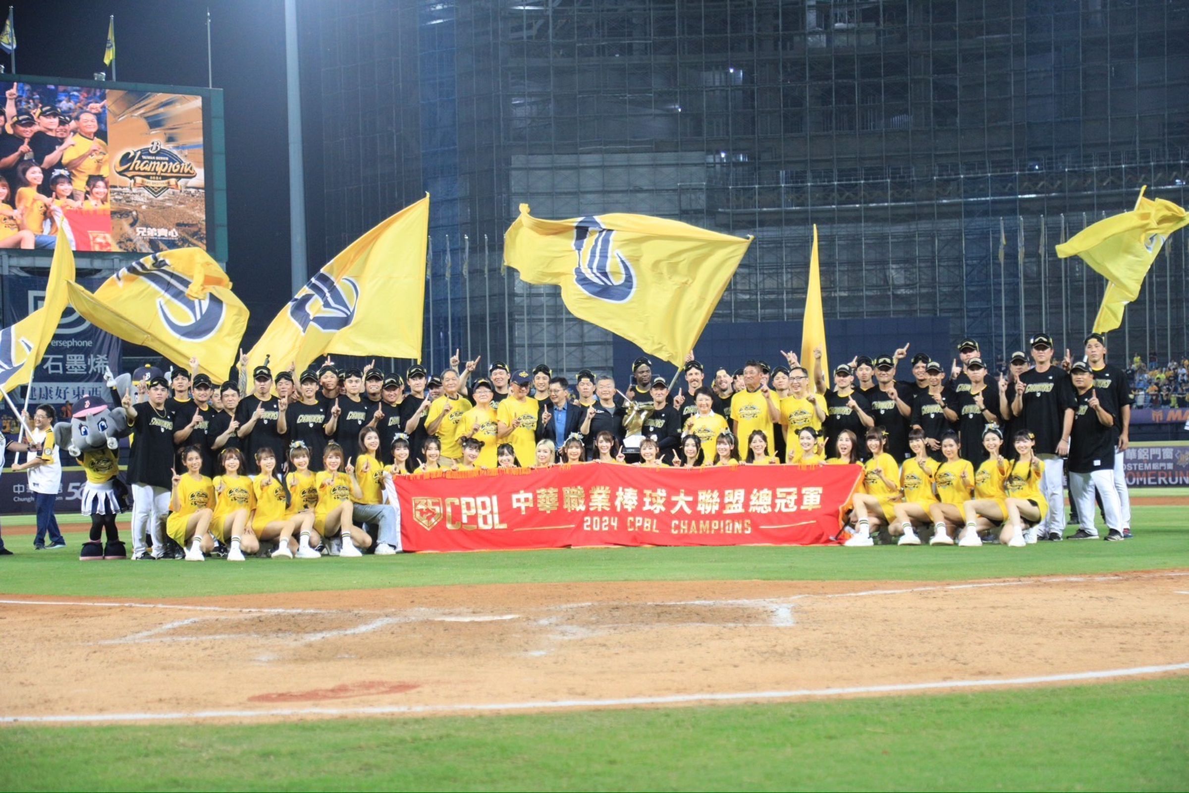 中信兄弟在主場以4:1力壓統一獅奪冠。(台中市政府提供)