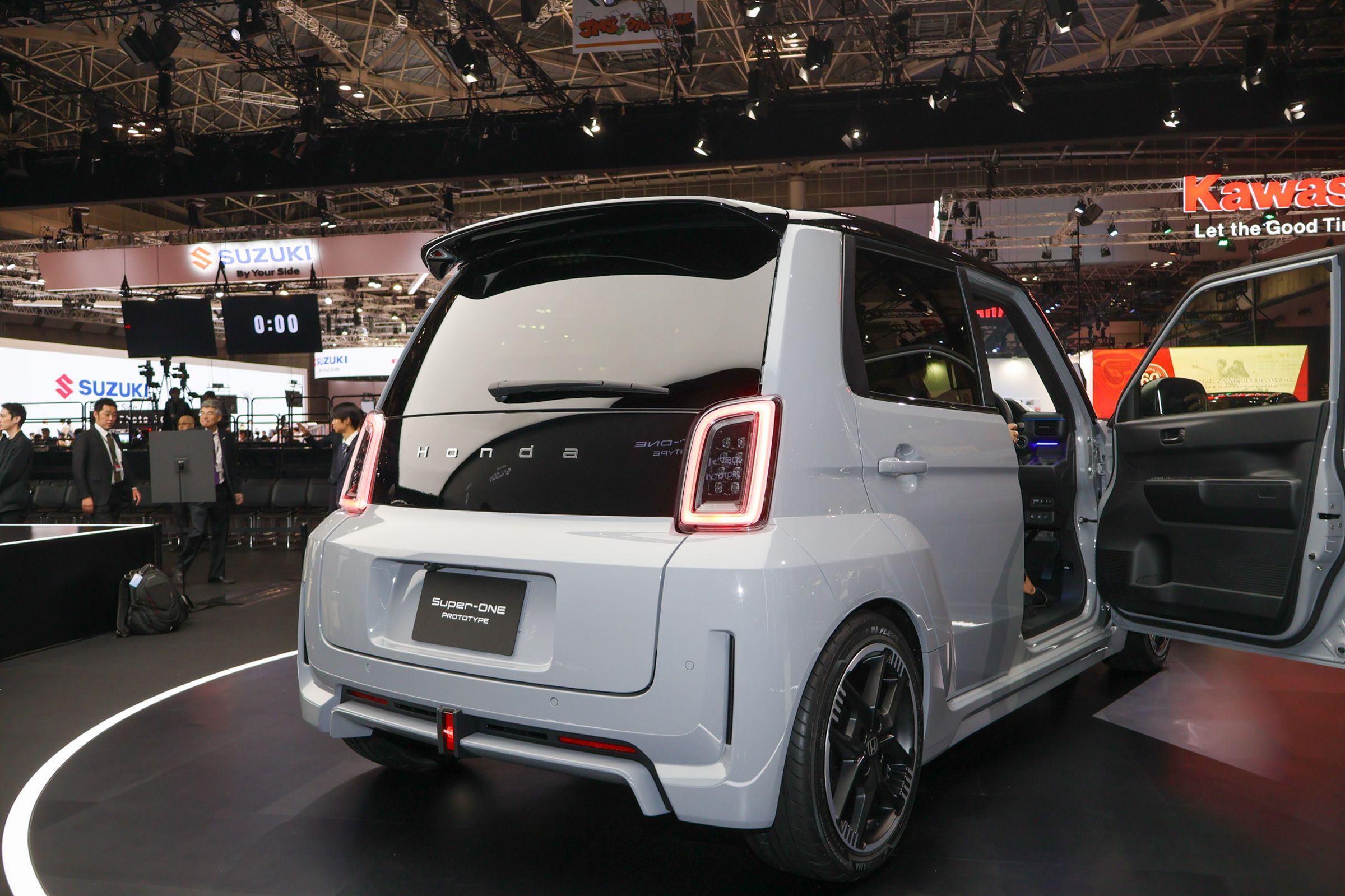 車輛外型方方正正相當迷你輕巧且可愛。