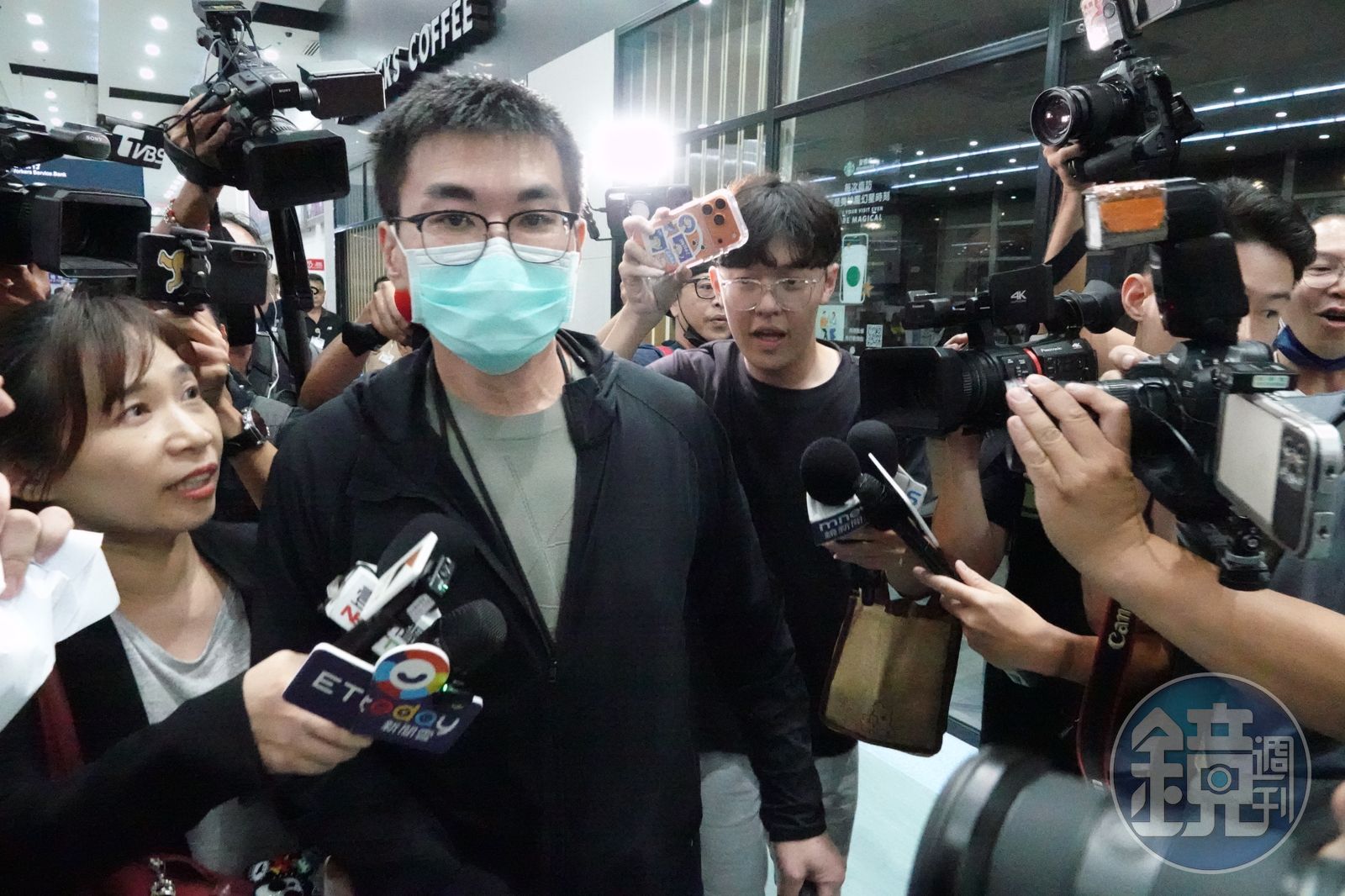 趙建銘20日抵達小港機場，吸引大批媒體