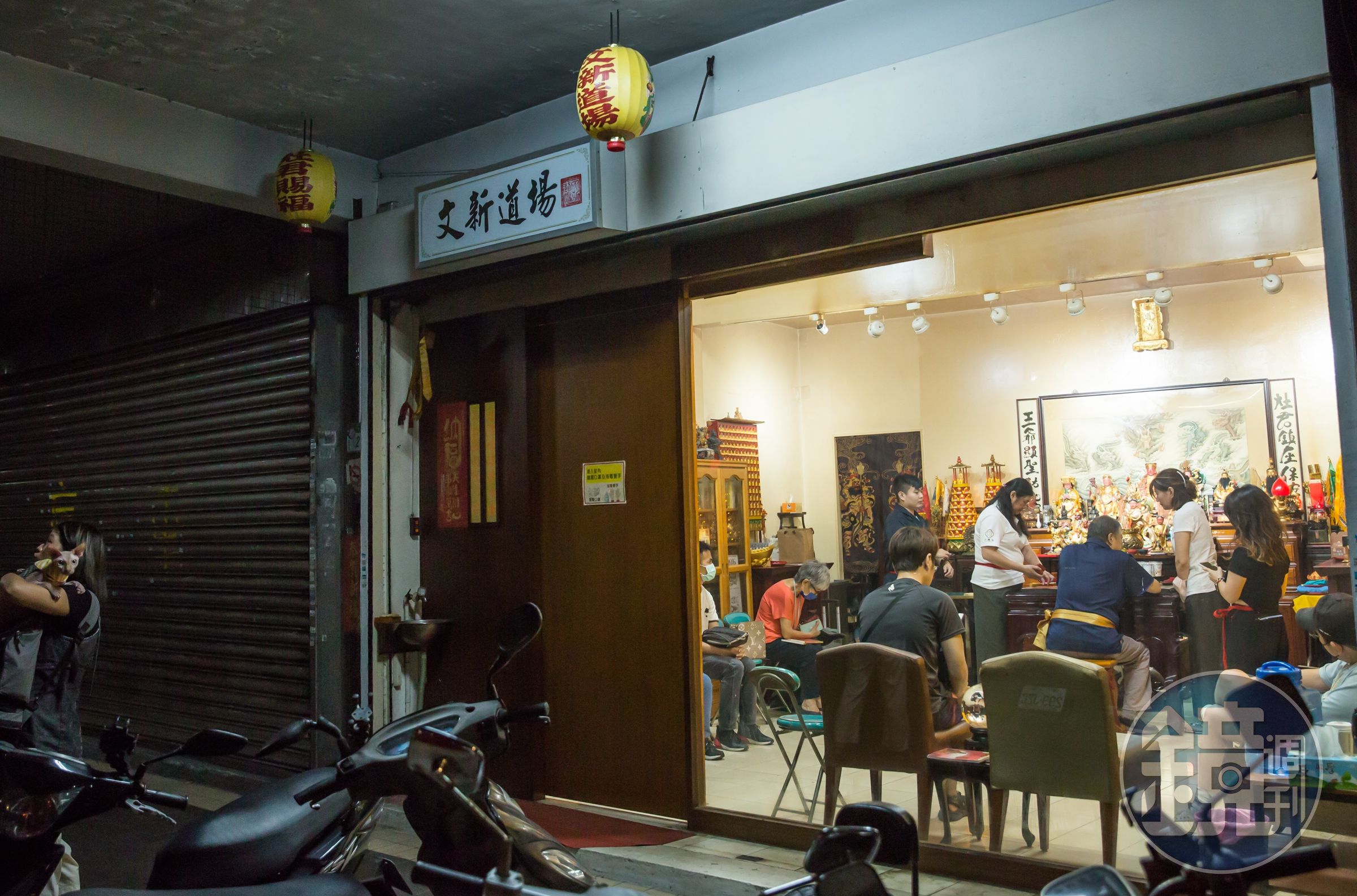王聲文除了是獸醫師,也是神明的乩身,他開的「文新道場」是全台少數幫寵物辦事的道場。