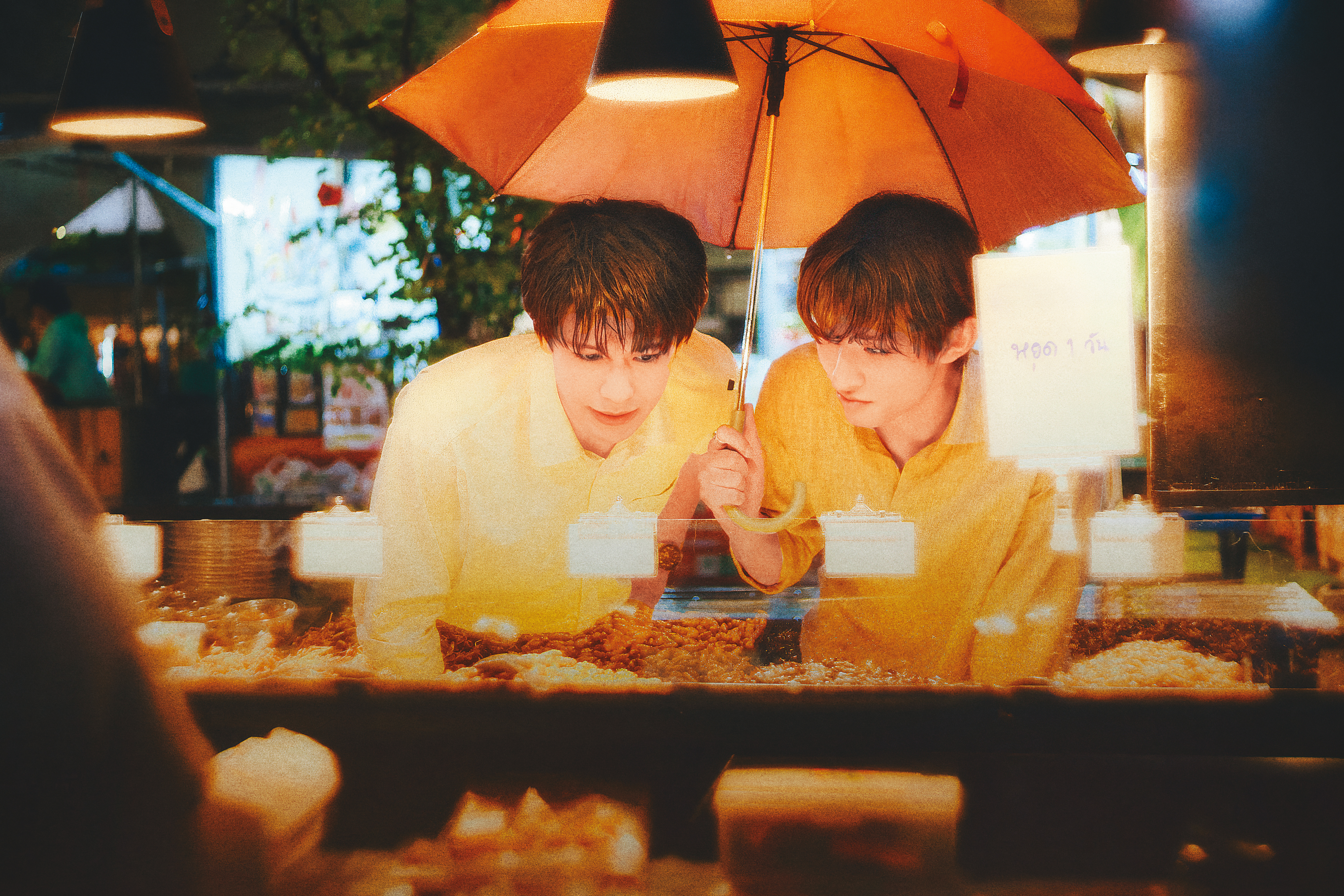 日籍緬甸裔演員森崎溫（左）搭檔「Snow Man」日泰混血成員向井康二（右）在原創電影《未完的情歌》談情，電影於日、泰掀熱潮。（仲業文創提供）