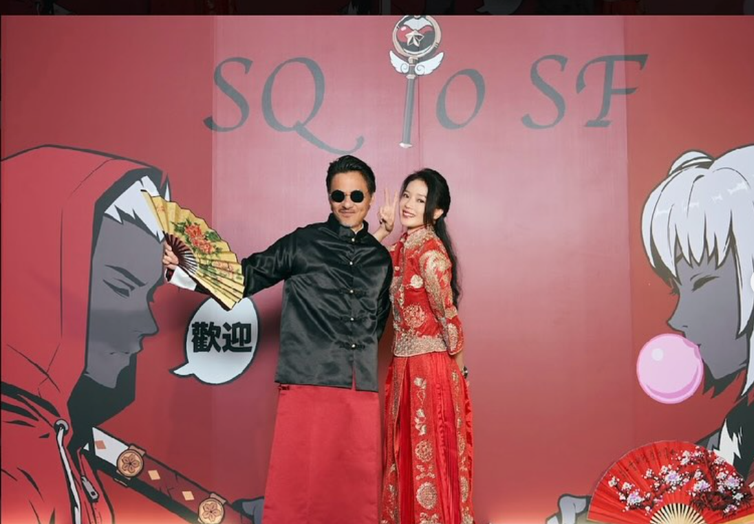 舒淇（右）與馮德倫（左）穿著中式禮服參加生日派對。（翻攝自舒淇Instagram）