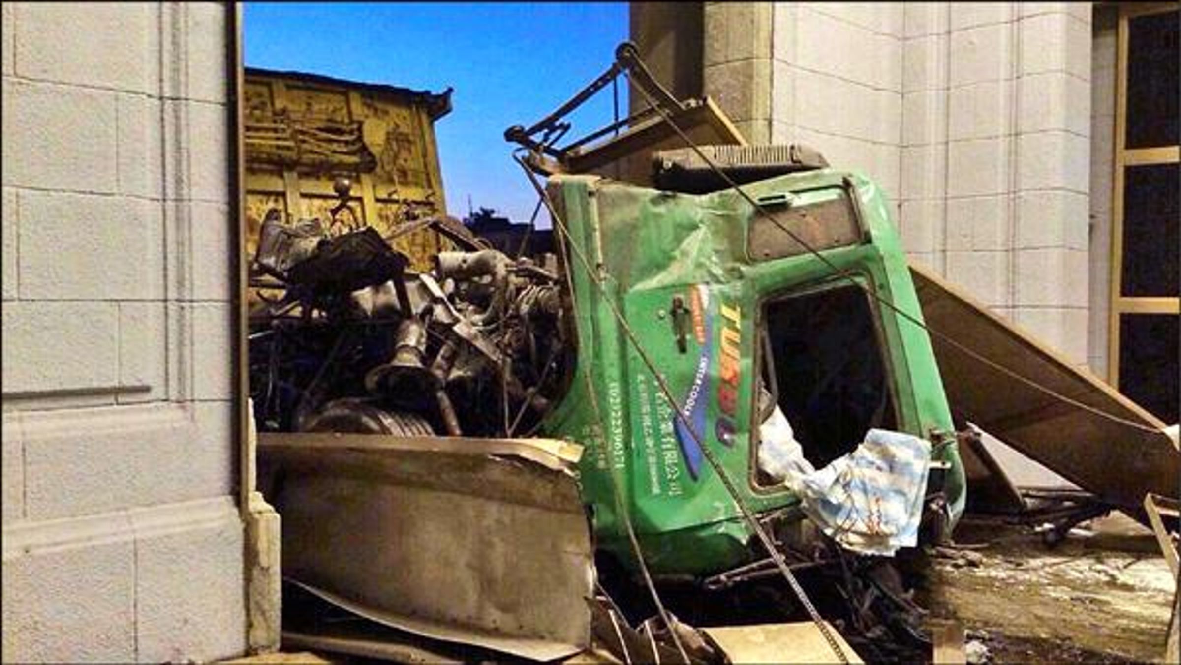 2014年1月，砂石車司機張德正因不滿家暴案司法判決，駕駛35噸砂石車撞進總統府。翻攝畫面