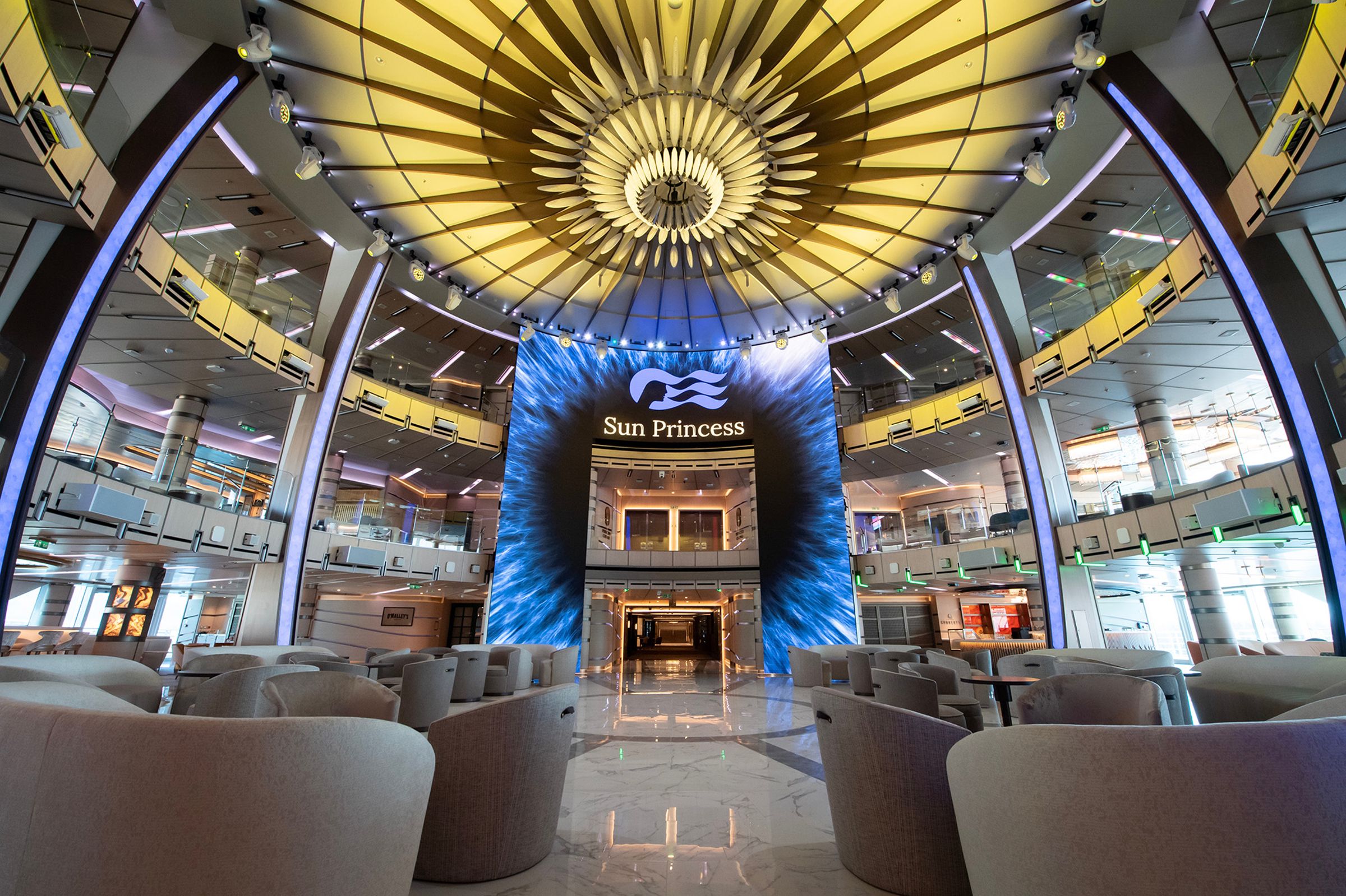 向外懸浮的「環球中庭(Sphere Atrium)」,讓遊客能感覺離海更近。(公主遊輪提供)