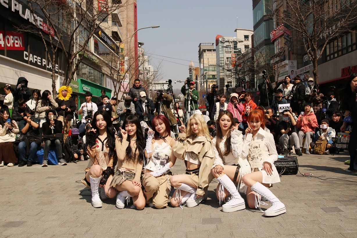 幻藍小熊挑戰首次實體專輯簽售會及街頭快閃路演，吸引來自台、韓、港、日等地的粉絲到場支持。（天空娛樂提供）