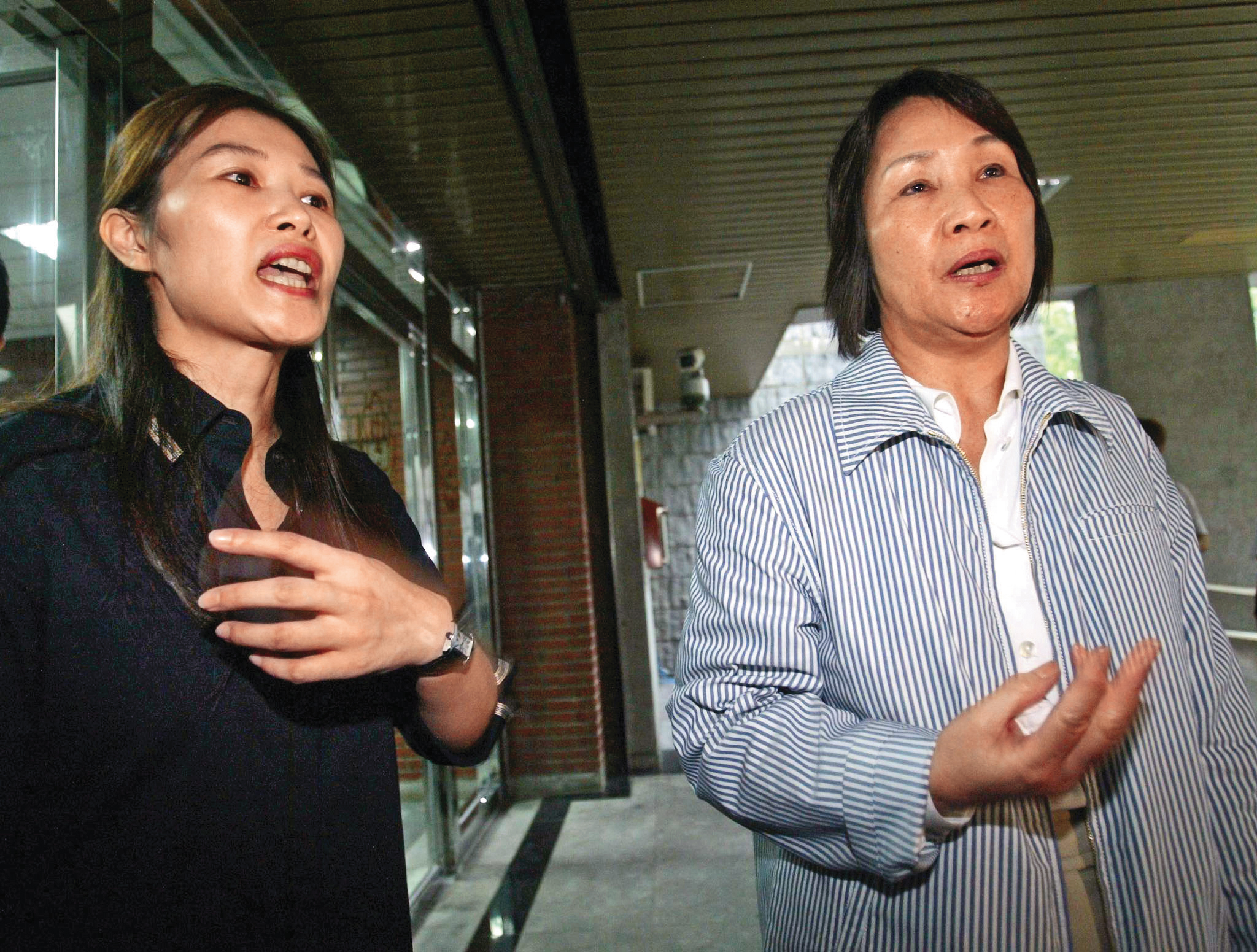 豪門認親最著名的案例，是鄧香妹（右）謊稱女兒張怡華（左）是辜振甫骨肉遭判刑。（聯合知識庫）