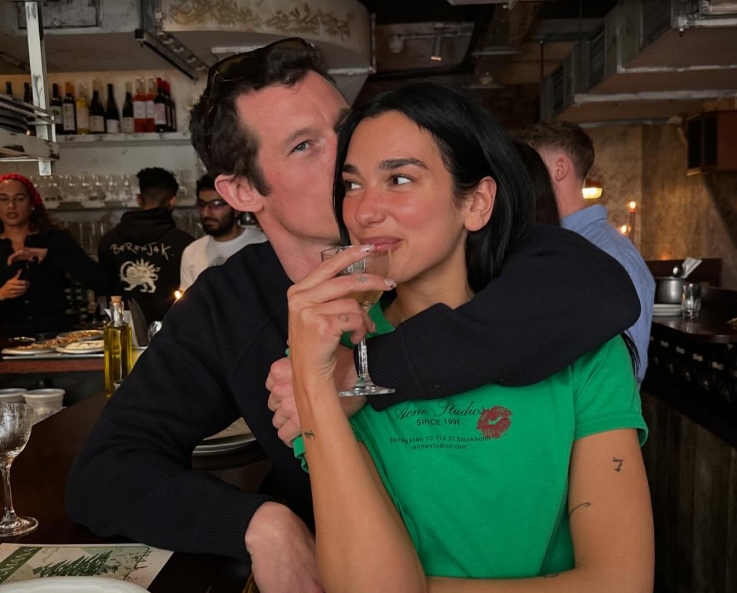 杜娃黎波宣布訂婚。（翻攝自IG）